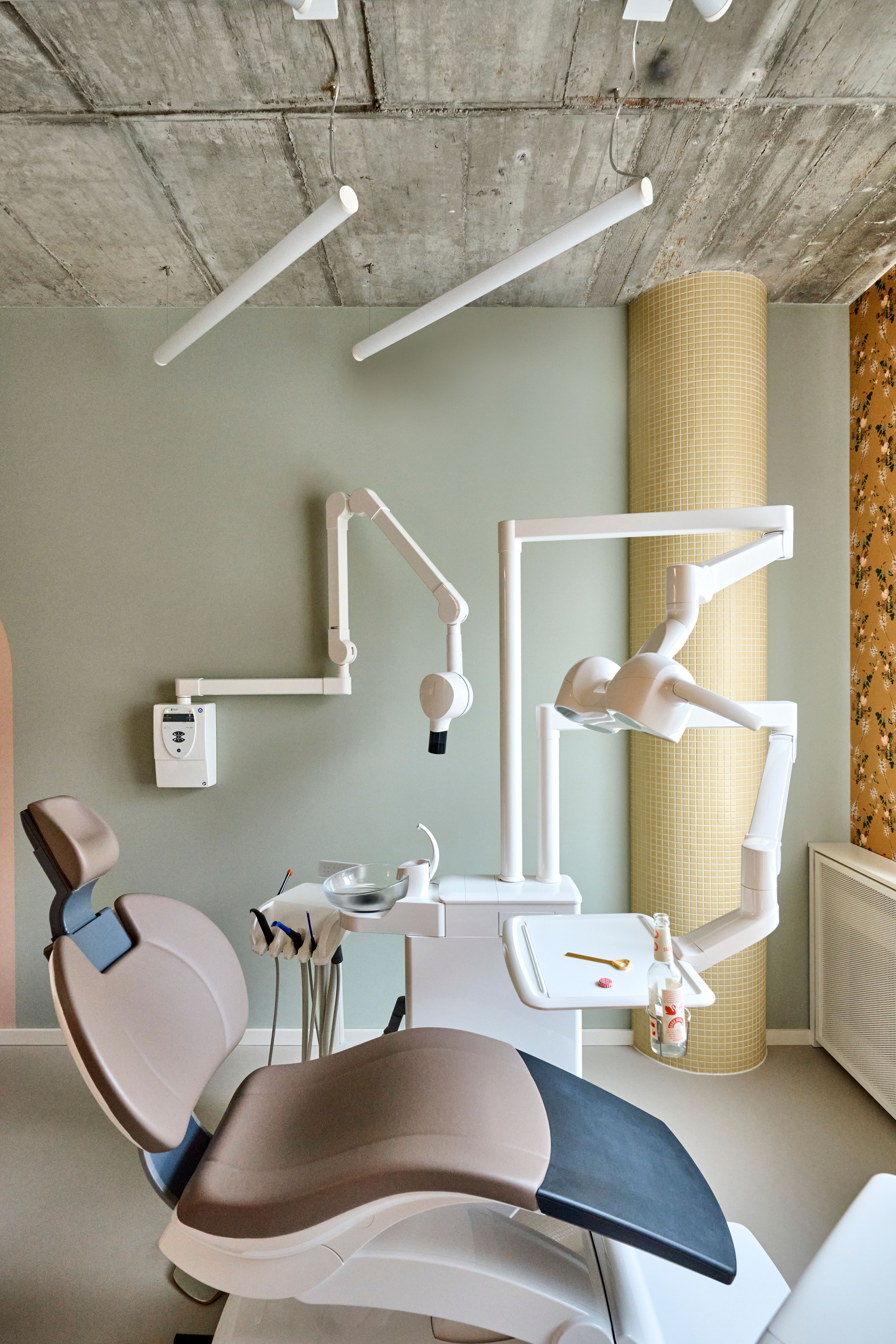 Zahnarztstuhl im harmonischen Farbraum mit Rundsäule, gestaltet von Stephanie Thatenhorst für Lieblingszahnarzt.
