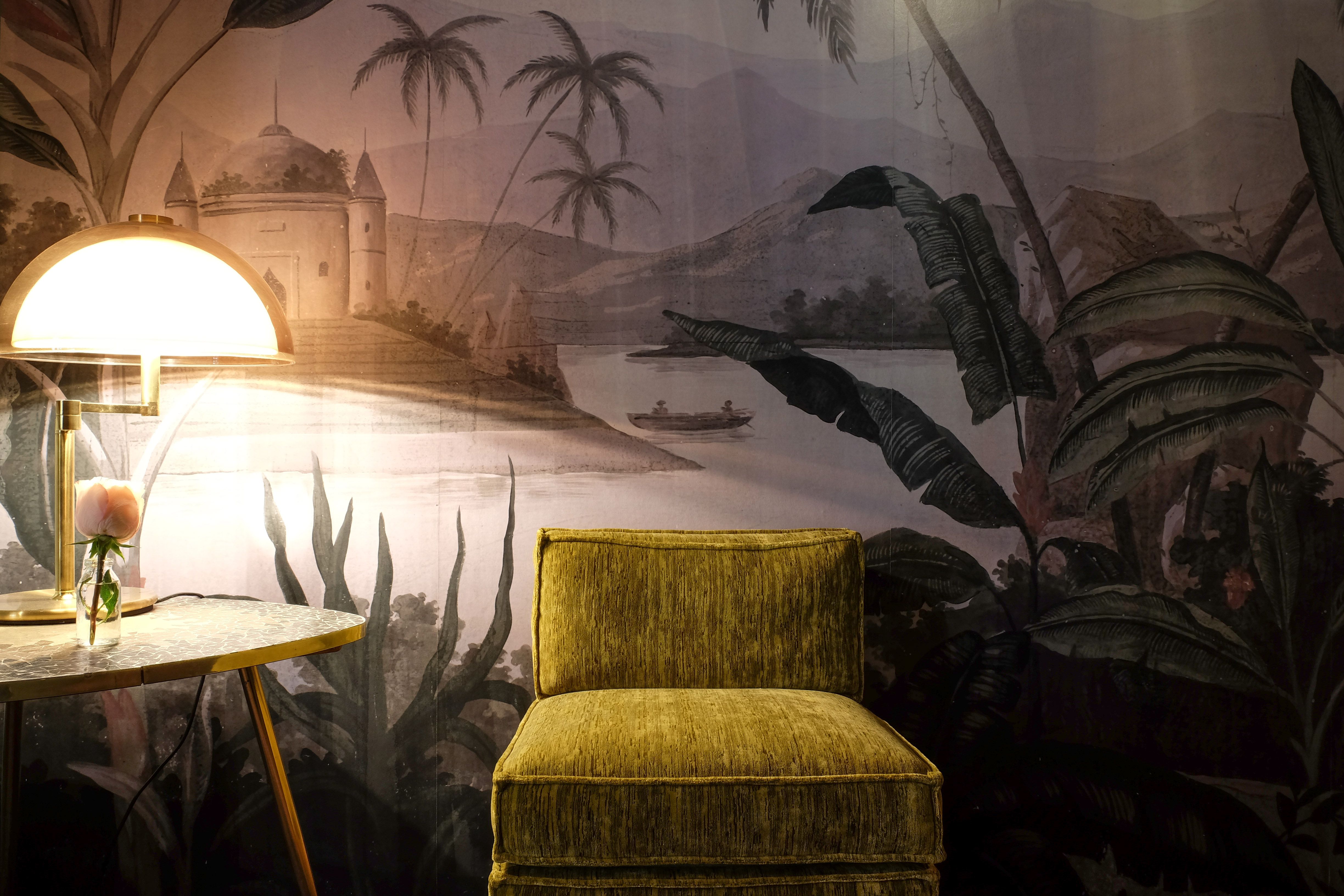 Die Baransicht mit präzise ausgeleuchteter Theke vermittelt Exklusivität und handwerkliche Detailqualität.