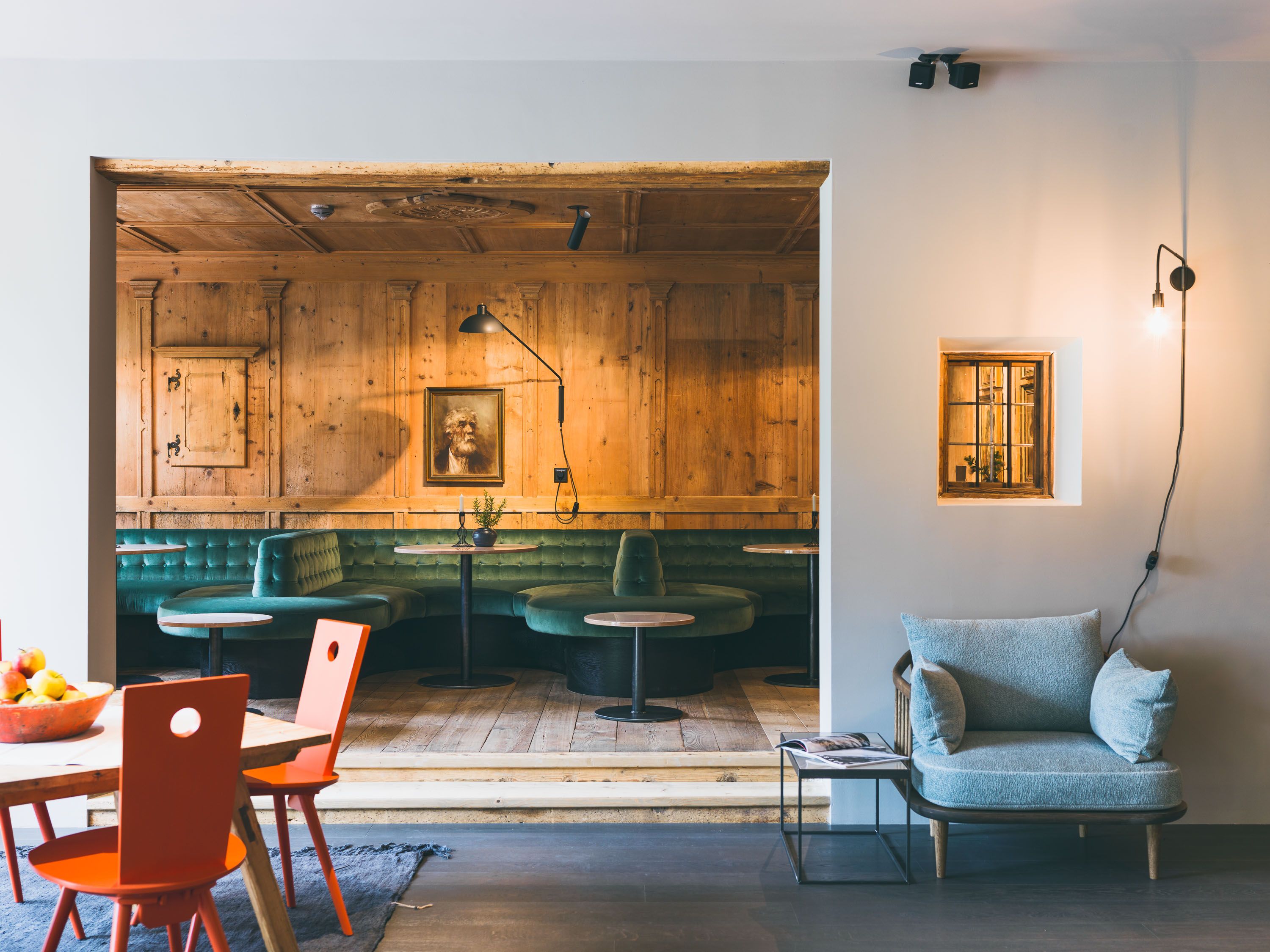 Der offene Loungebereich im Schönherrhaus Hotel verbindet historische Holzvertäfelung mit modernen Möbeln und schafft eine einladende Atmosphäre für Gäste.
