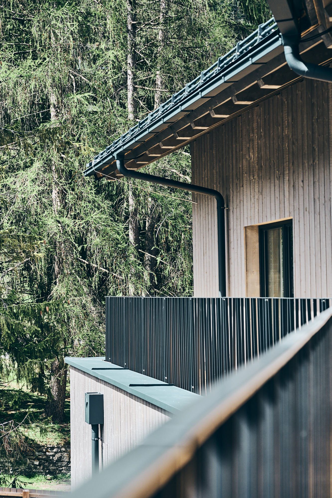 Die Architektur des Ullrhaus, von Stephanie Thatenhorst innenarchitektonisch geprägt, fügt sich mit klarer Linienführung harmonisch in die alpine Naturlandschaft ein.
