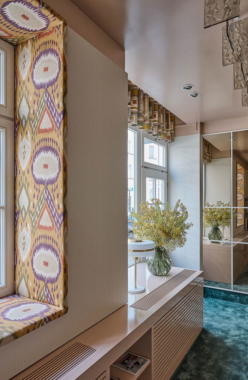 Dieses Bild zeigt das Fenster- und Polsterensemble des Zimmer + Rohde Showrooms, stilvoll komponiert von Stephanie Thatenhorst.