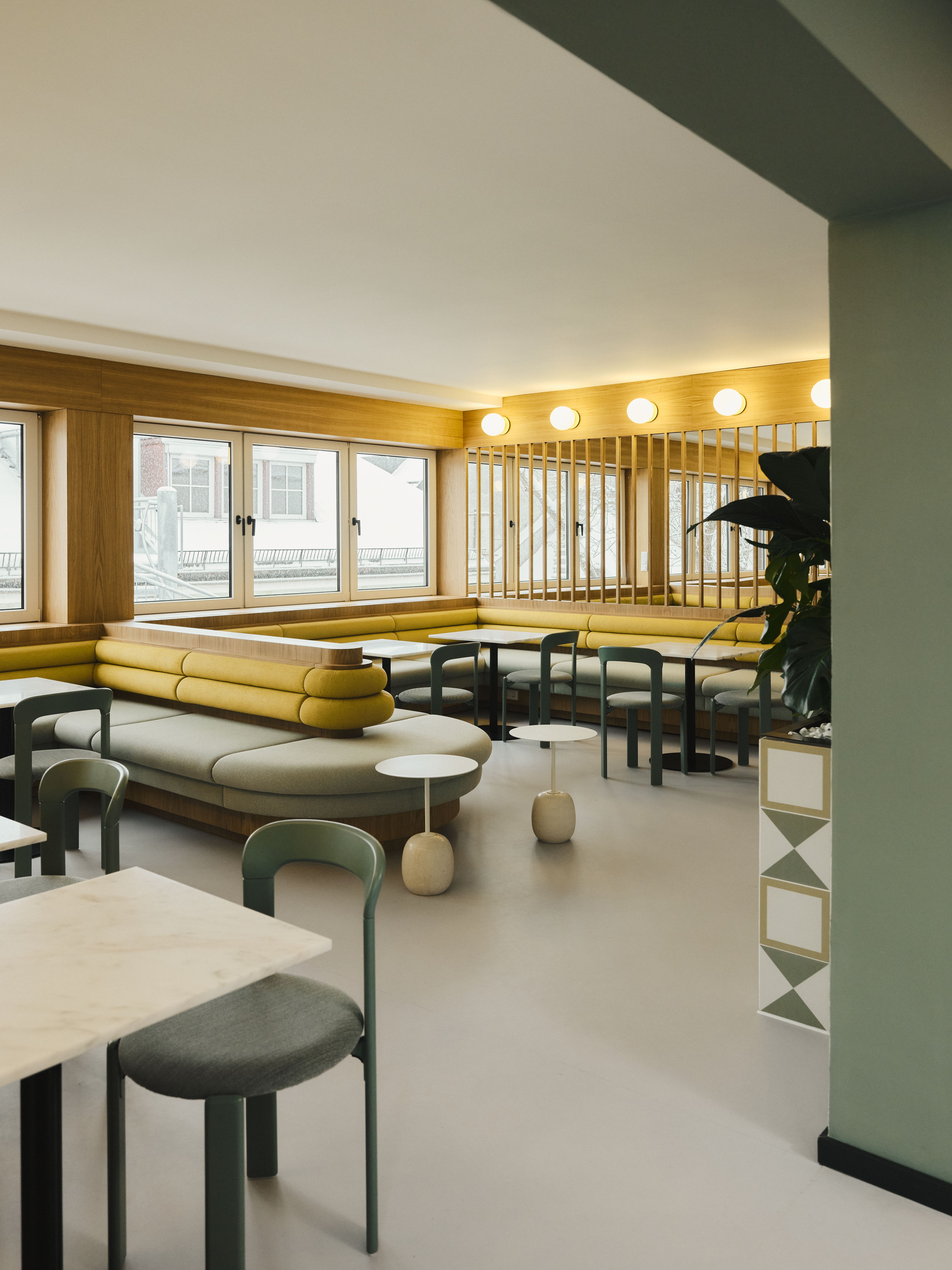 Der offene Essbereich überzeugt mit weichen Rundungen, hellen Flächen und farbigen Akzenten für eine moderne Aufenthaltsqualität, designed by Stephanie Thatenhorst.