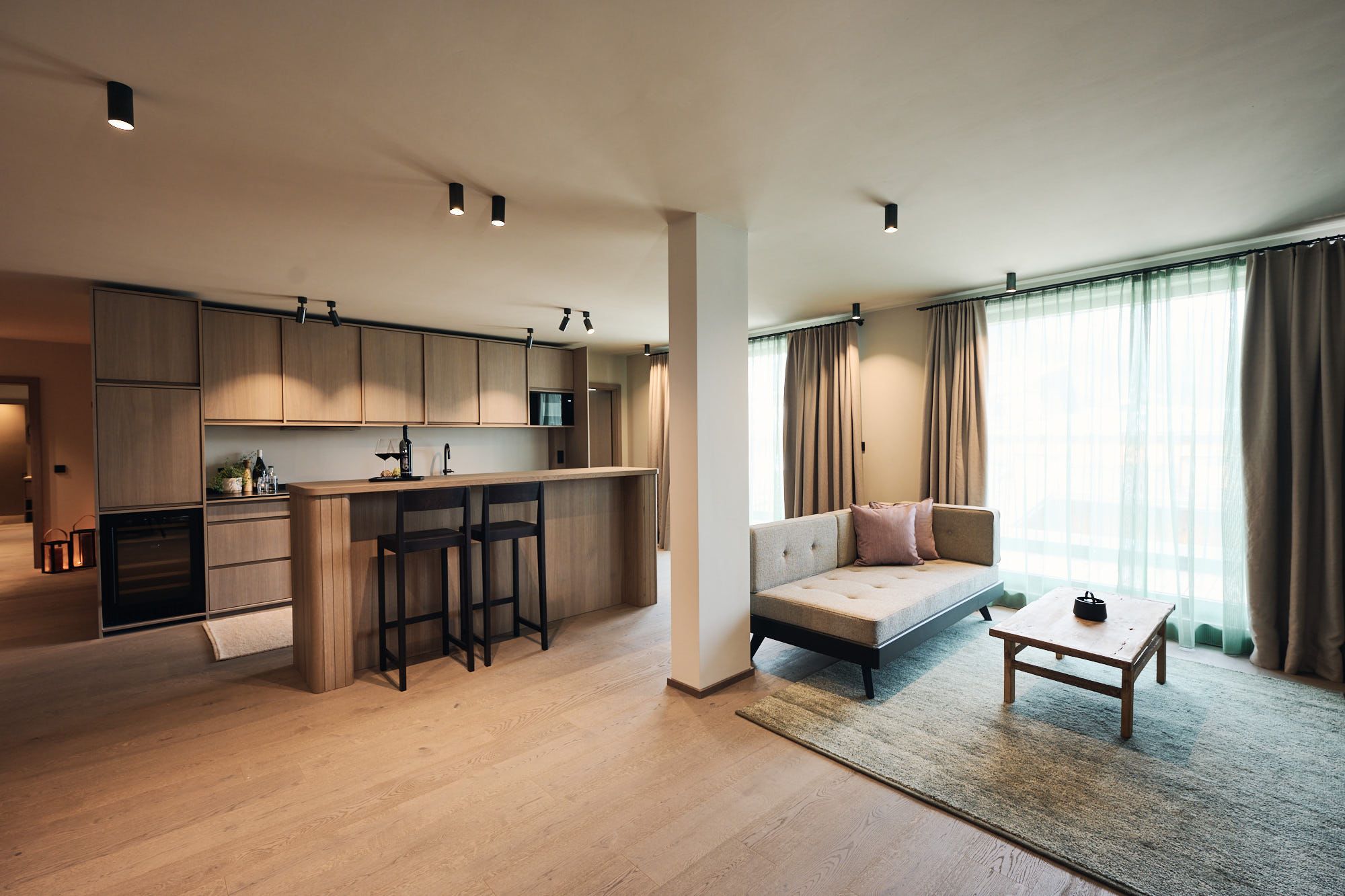 Der großzügige Wohn-Essbereich des Ullrhaus vermittelt Stephanie Thatenhorsts moderne, alpine Wohnkultur mit lichtdurchfluteter Atmosphäre und reduzierter Formsprache.