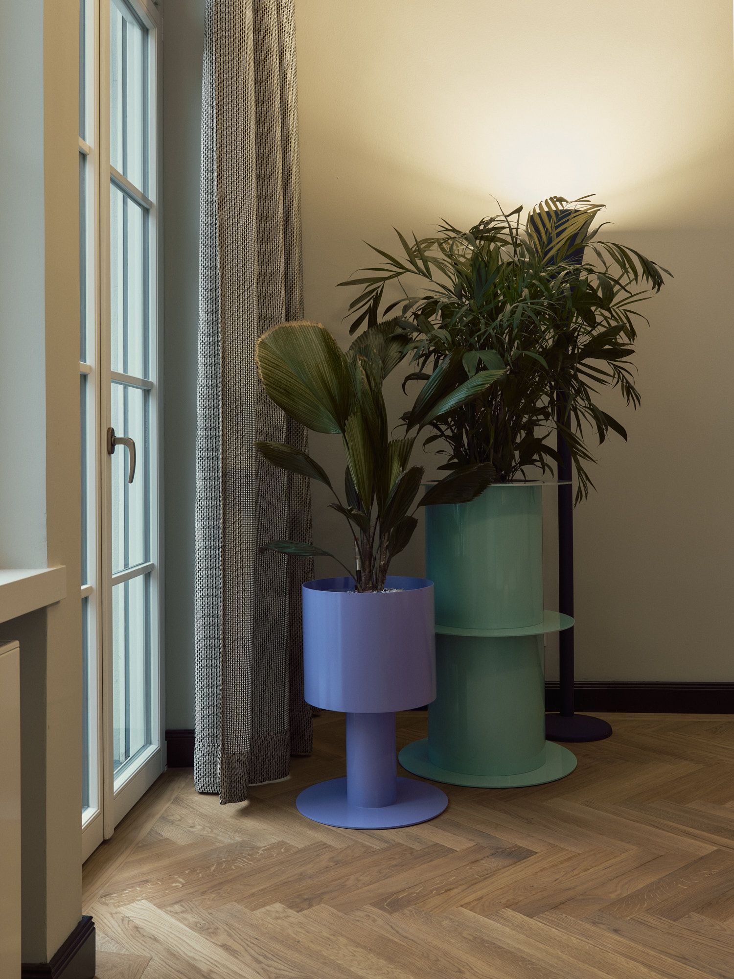 Großzügige Fenster, ausgewählte Möbel und Pflanzen schaffen eine ausgewogene Arbeitsatmosphäre im Interior Design Office von Stephanie Thatenhorst.