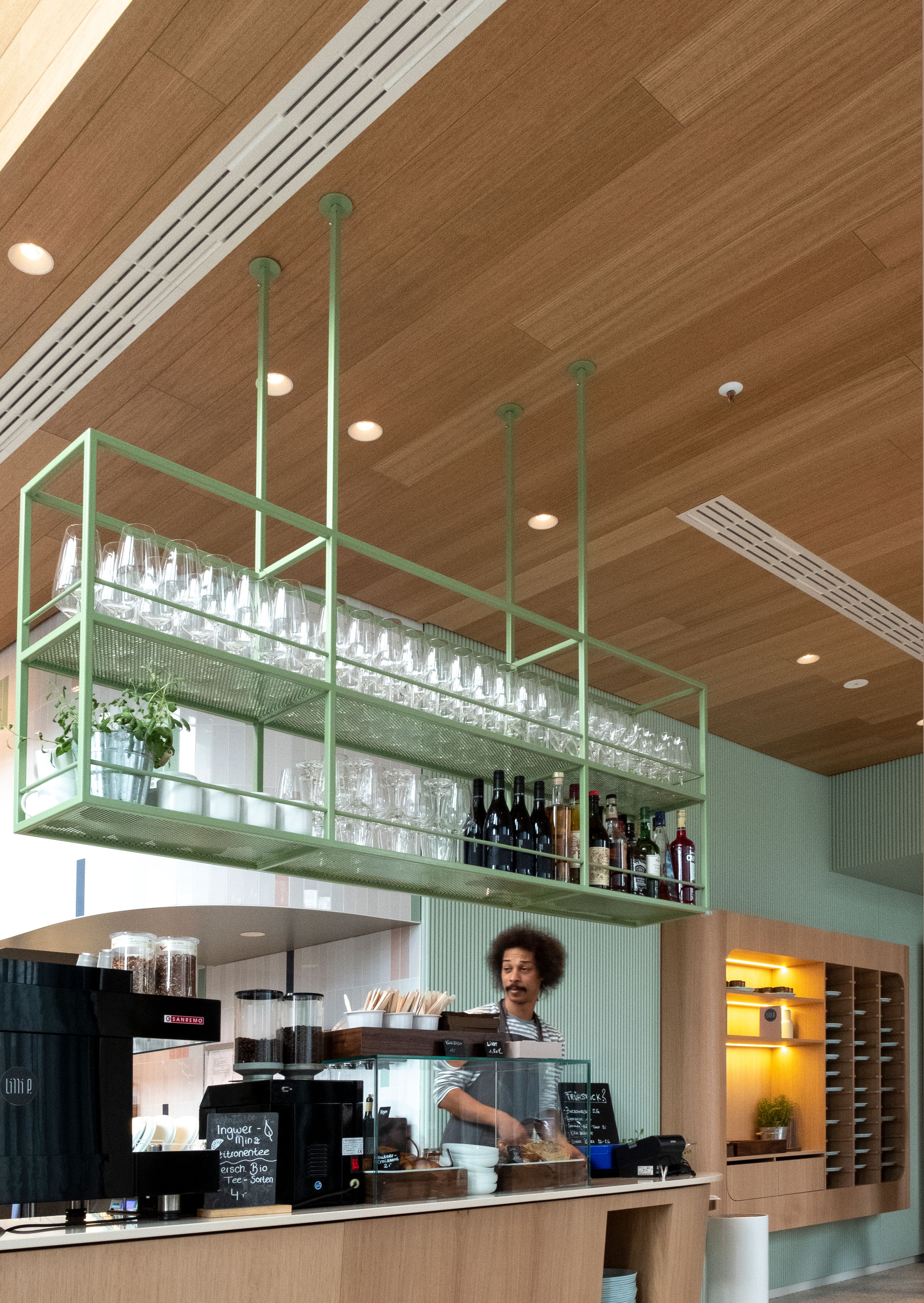 Der Barbereich des Lilli P überzeugt mit seiner minimalistischen Gestaltung und dem charakteristischen Farbkonzept von Stephanie Thatenhorst.