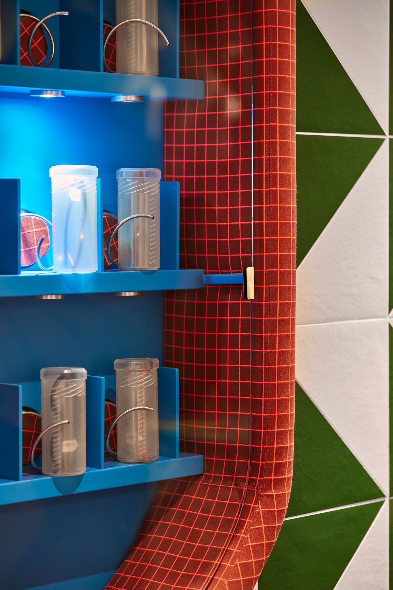 Das Detailfoto des farbintensiven Display-Elements zeigt die charakteristische Material- und Farbkomposition, wie sie von Stephanie Thatenhorst für das Projekt Rookies – Eyewear for Kids gestaltet wurde.