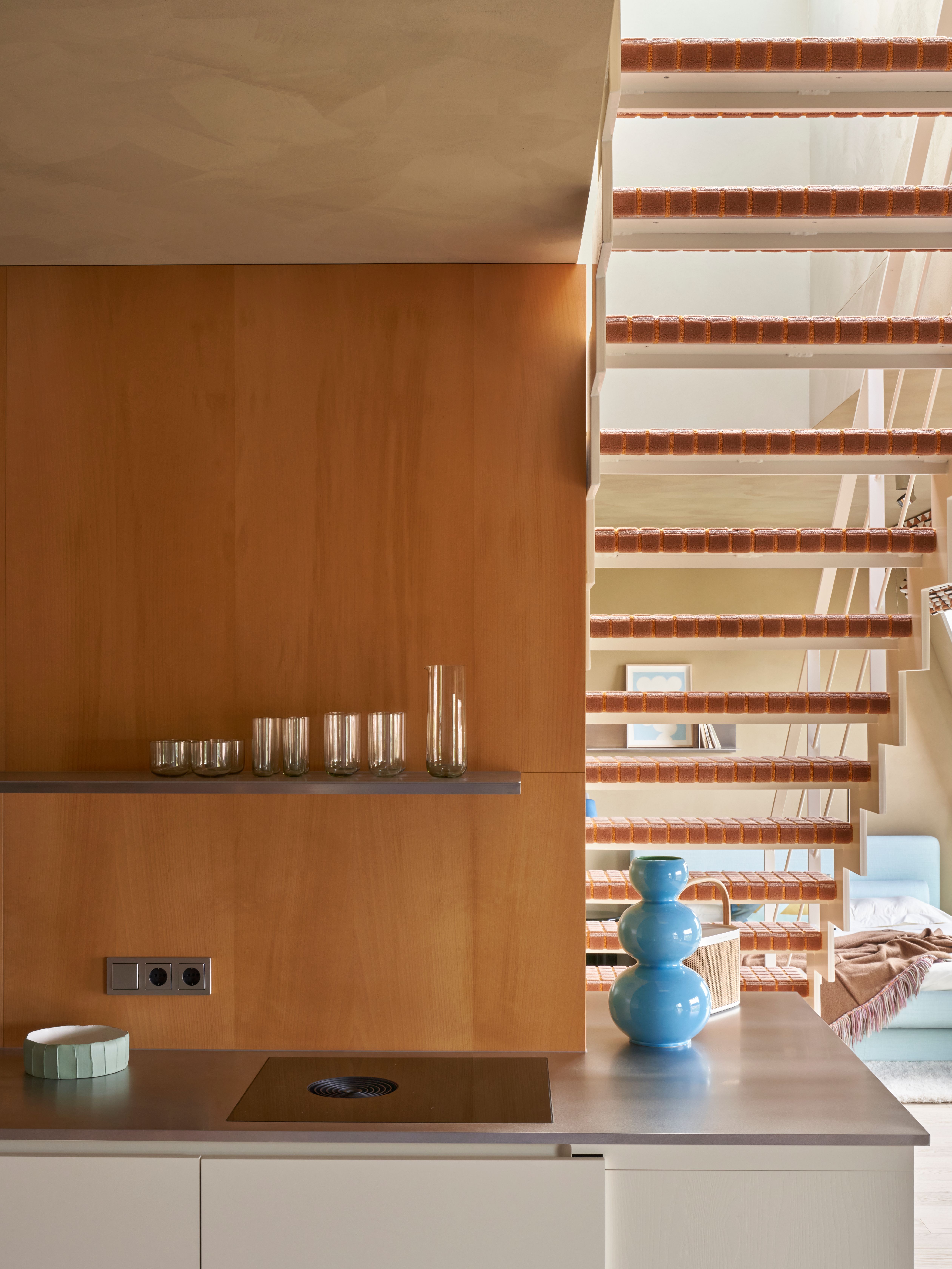 Das Schlafzimmer mit pastellblauem Bett, grafischen Textilien und skulpturalen Details wurde von Stephanie Thatenhorst für AD New Perspectives in einer ruhigen, modernen Ästhetik gestaltet.