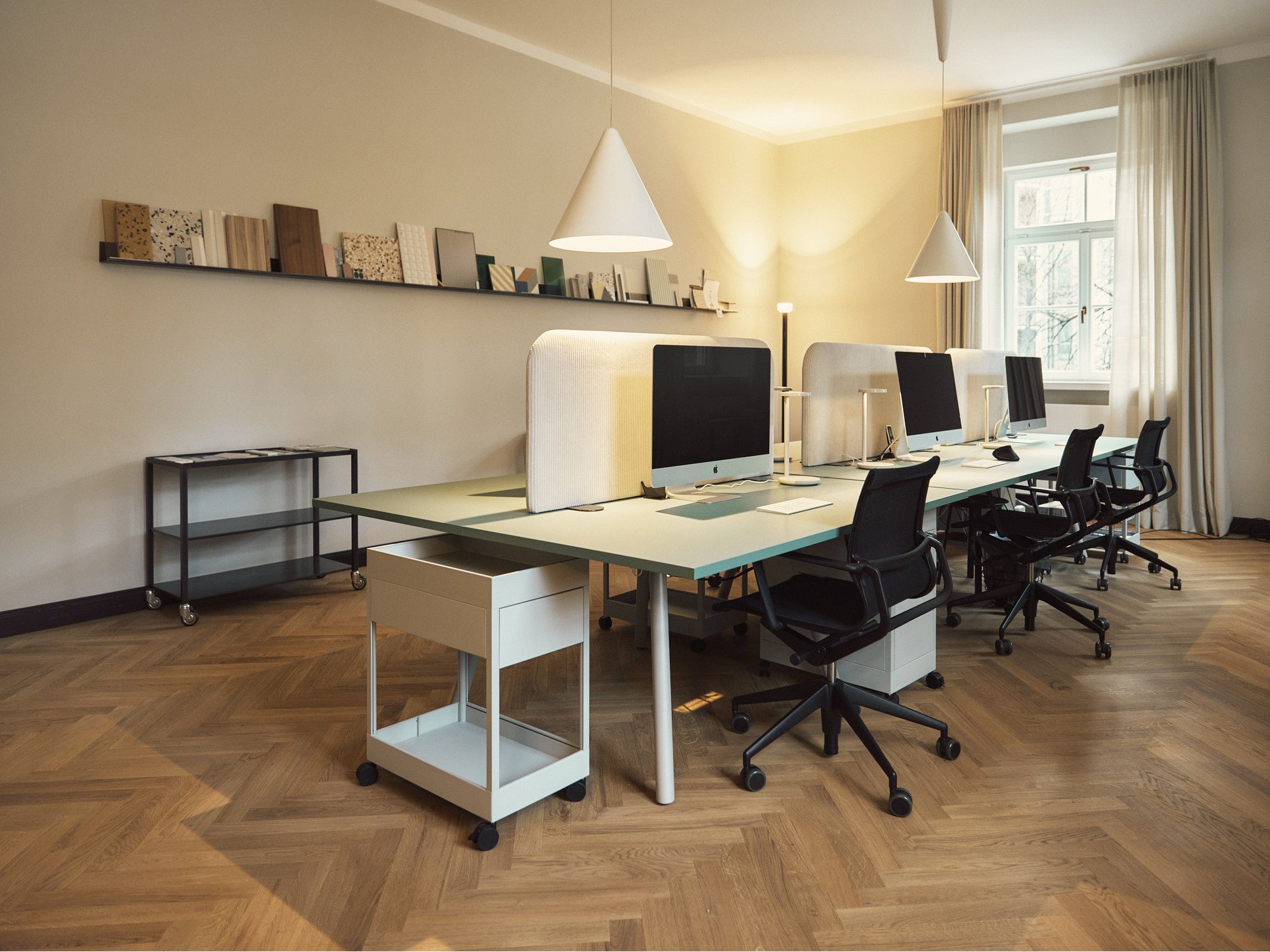Der offene Studioarbeitsplatz vereint Funktionalität und ästhetische Ordnung im Interior Design Office von Stephanie Thatenhorst.