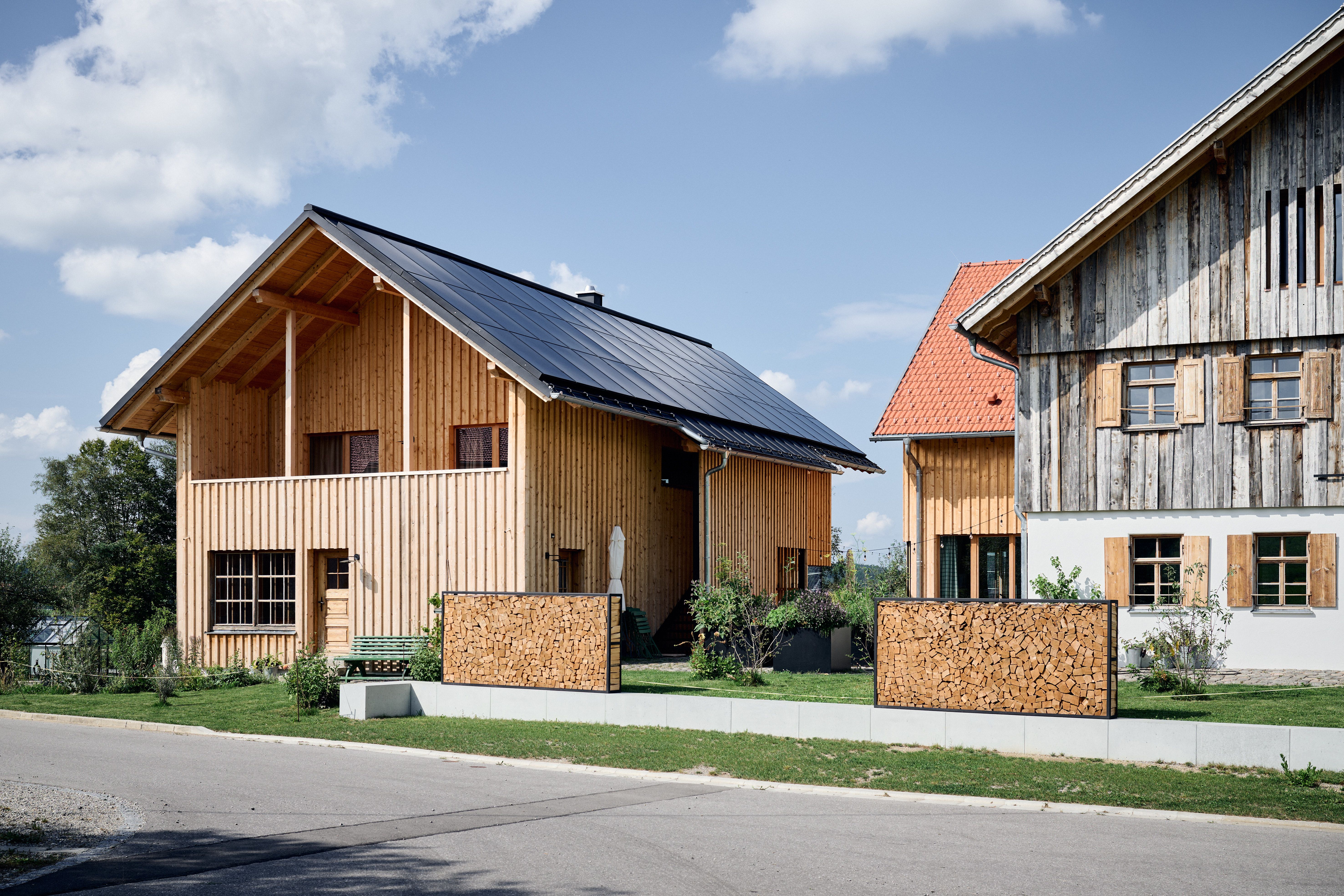 Ein zeitgenössisches Farmhaus, designed by Stephanie Thatenhorst, das traditionelle Holzarchitektur, moderne Linienführung und landschaftliche Einbettung in authentischer Harmonie vereint.