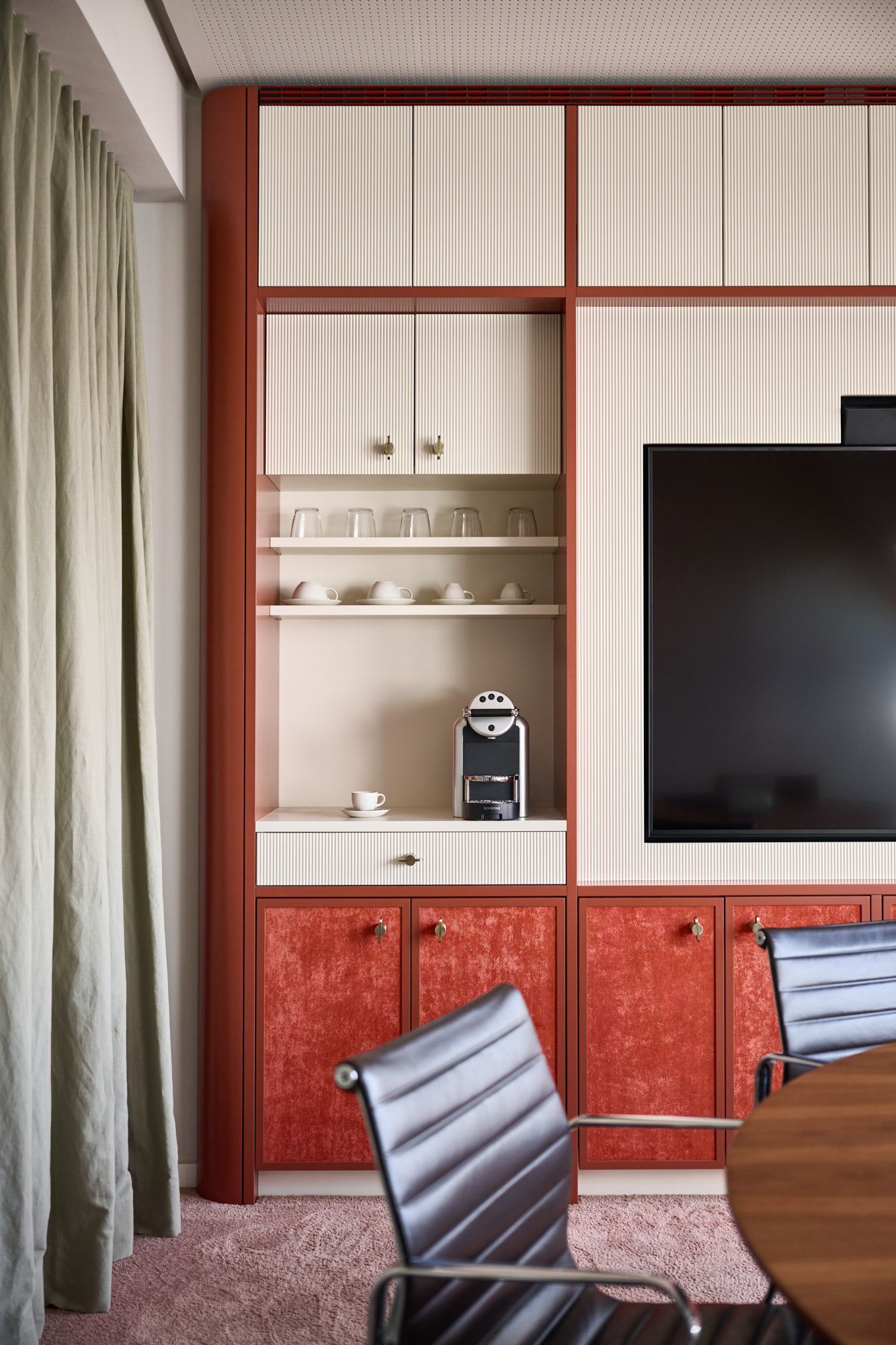 Ein liebevoll ausgestaltetes Besprechungsraum-Detail im charakteristischen Stephanie-Thatenhorst-Stil, geprägt von warmen Farbtönen, feinen Texturen und einer harmonisch integrierten Funktionswand.