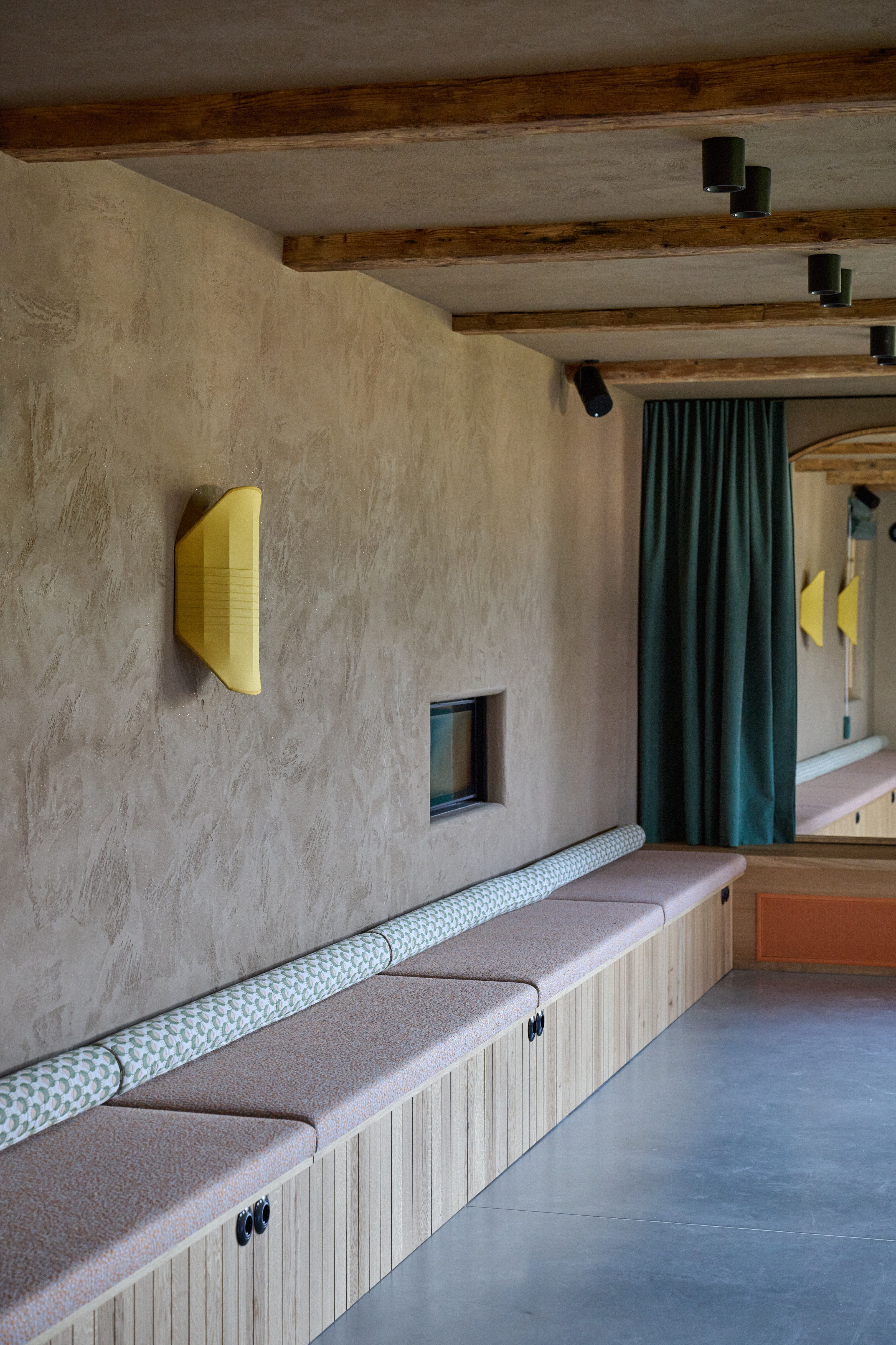 Maßgefertigte Sitzbank mit Strukturputz im Korridor, designed by Stephanie Thatenhorst