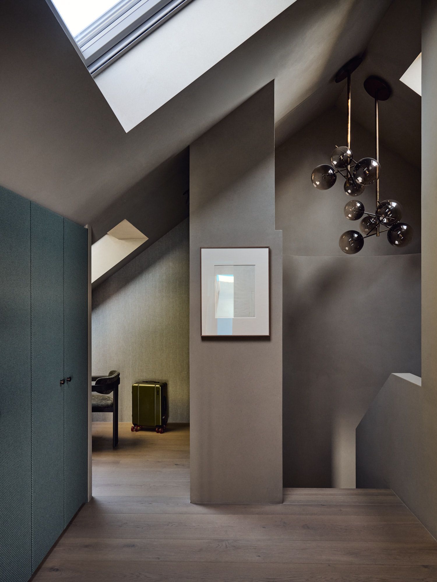 Ausdrucksstarkes Bad-Design von Stephanie Thatenhorst mit skulpturalen Säulenwaschbecken und präziser Lichtinszenierung.