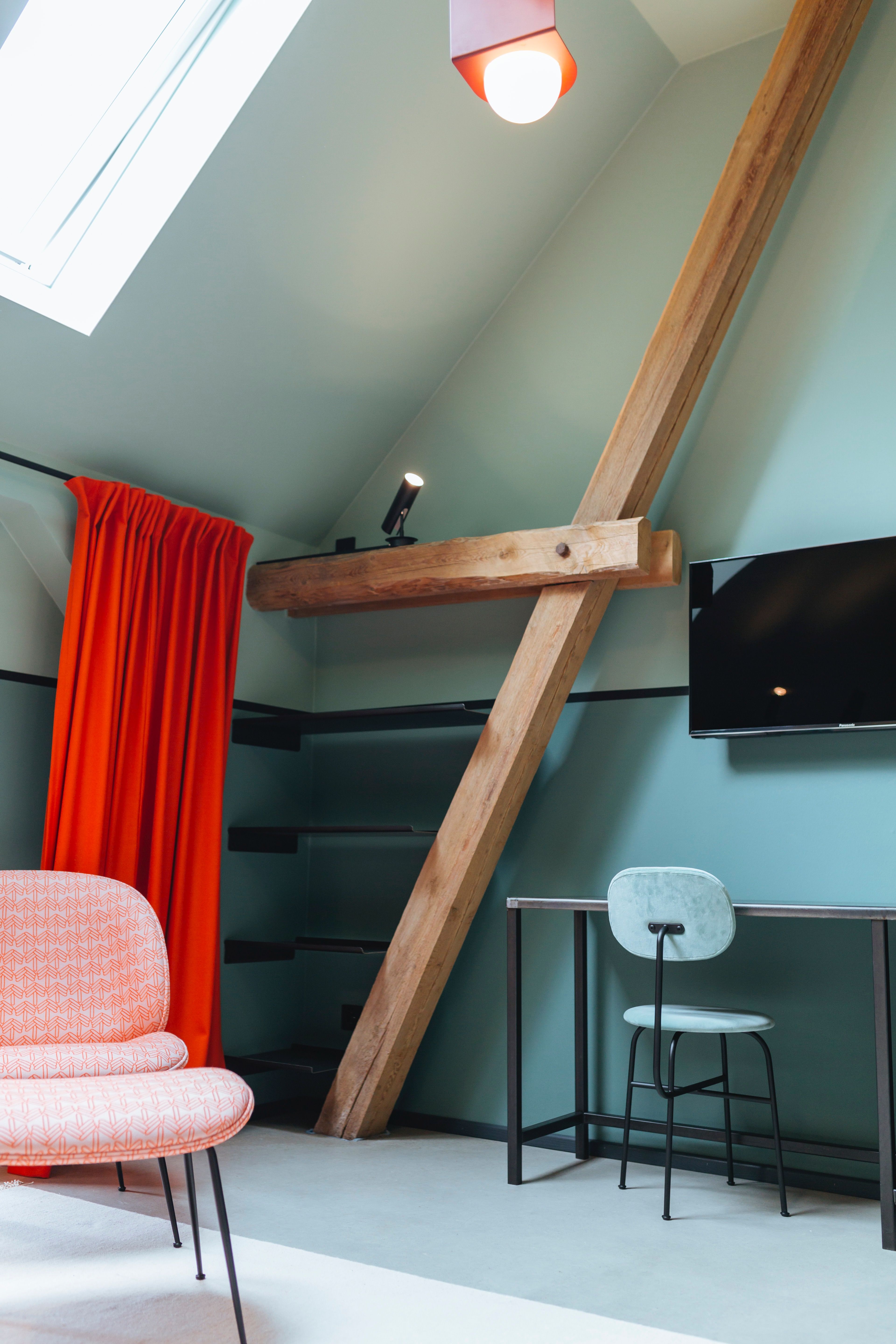 Die Kombination aus Holzbalken, farbigen Textilien und moderner Technik prägt das Interior Design der Hotelzimmer im Kloster Möllenbeck.