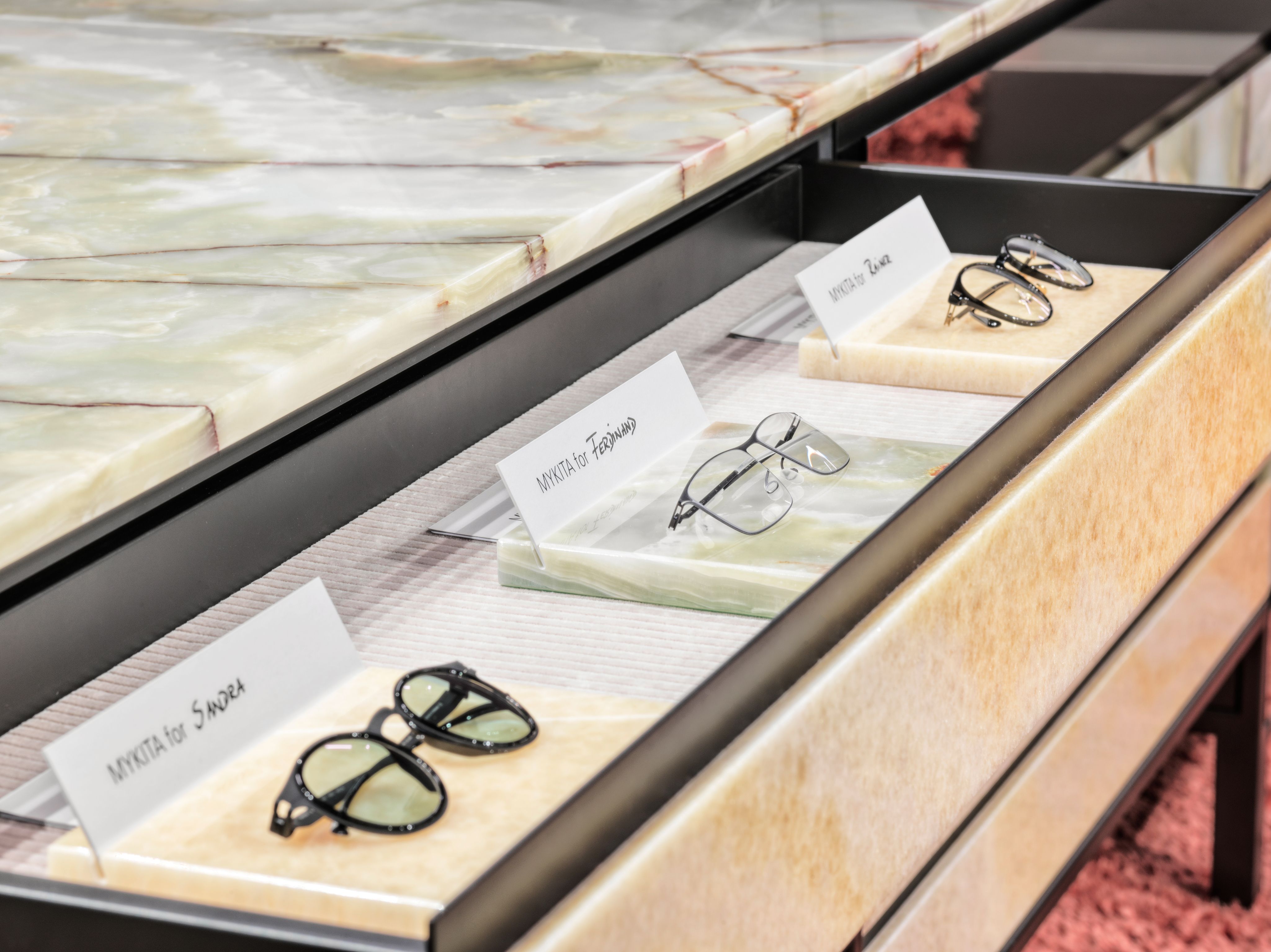 Die detailreiche Produktpräsentation im Mykita Shop München verdeutlicht das hochwertige, von Stephanie Thatenhorst entwickelte Display-Design.