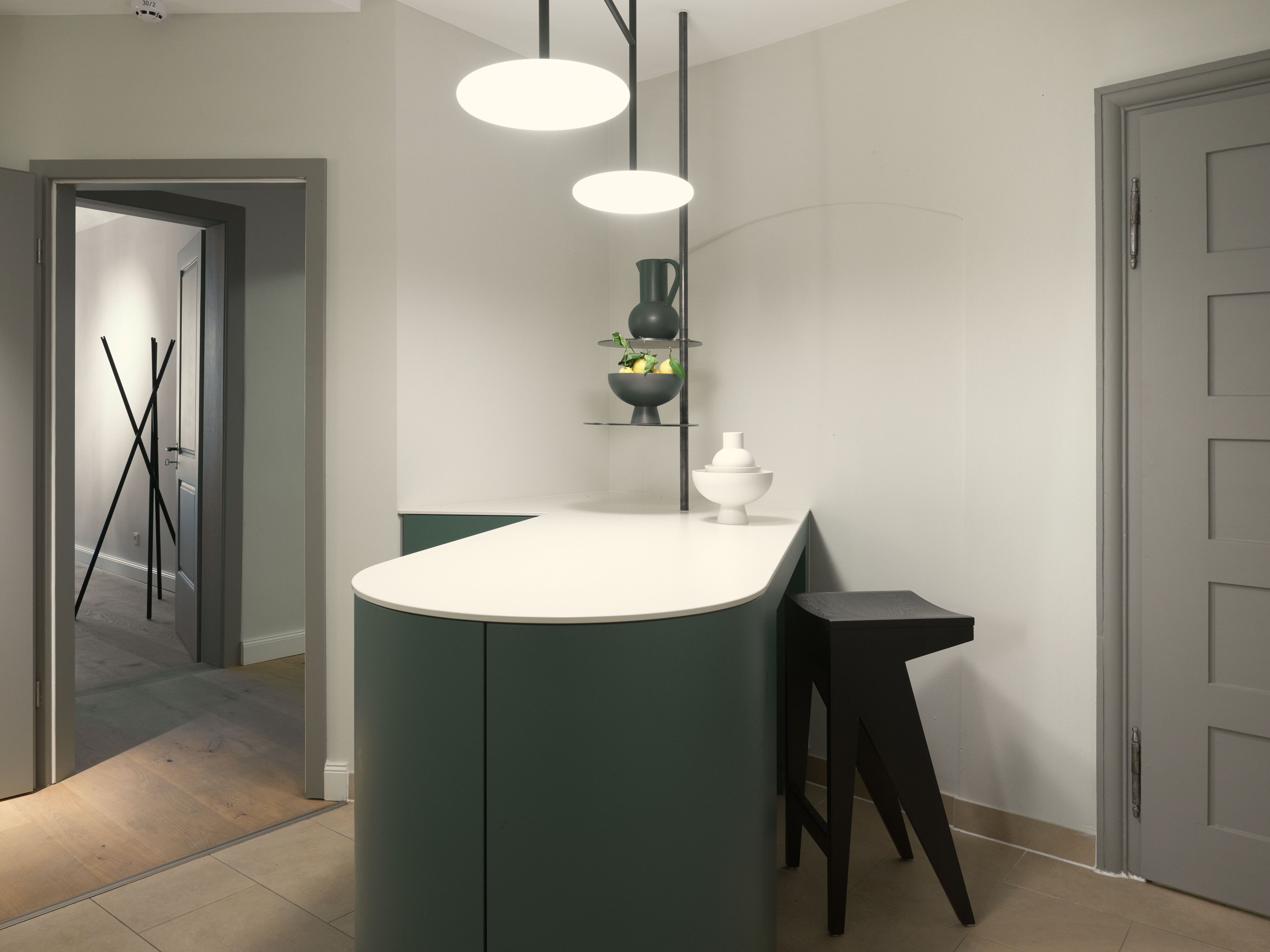 Die elegante Empfangssituation im Summa Equity Büro München wurde von Stephanie Thatenhorst mit einer organischen Tresenform und moderner Beleuchtung inszeniert.