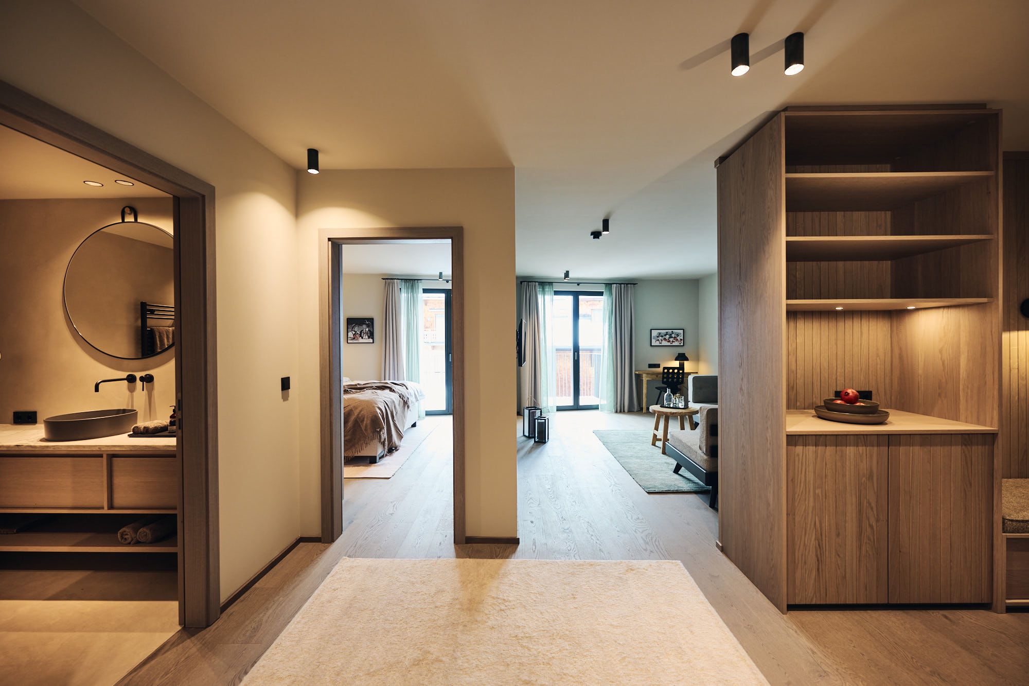 Der offene Grundriss des Ullrhaus – Hotels wurde von Stephanie Thatenhorst so gestaltet, dass Großzügigkeit und Ruhe perfekt miteinander harmonieren.