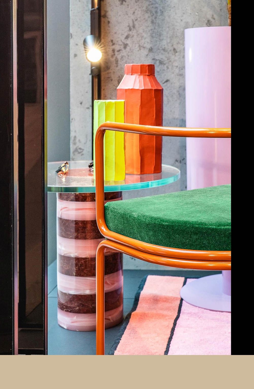 Die skulpturale Komposition aus farbigen Vasen, Glasplatte und Sitzmöbel im Leidmann Schaufenster wurde von Stephanie Thatenhorst entworfen.
