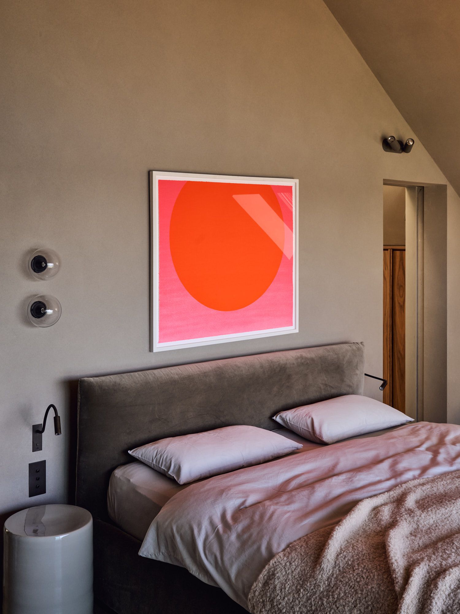 Harmonisches Schlafzimmer-Design von Stephanie Thatenhorst mit klarer Formsprache, sanften Texturen und markantem Kunstakzent.