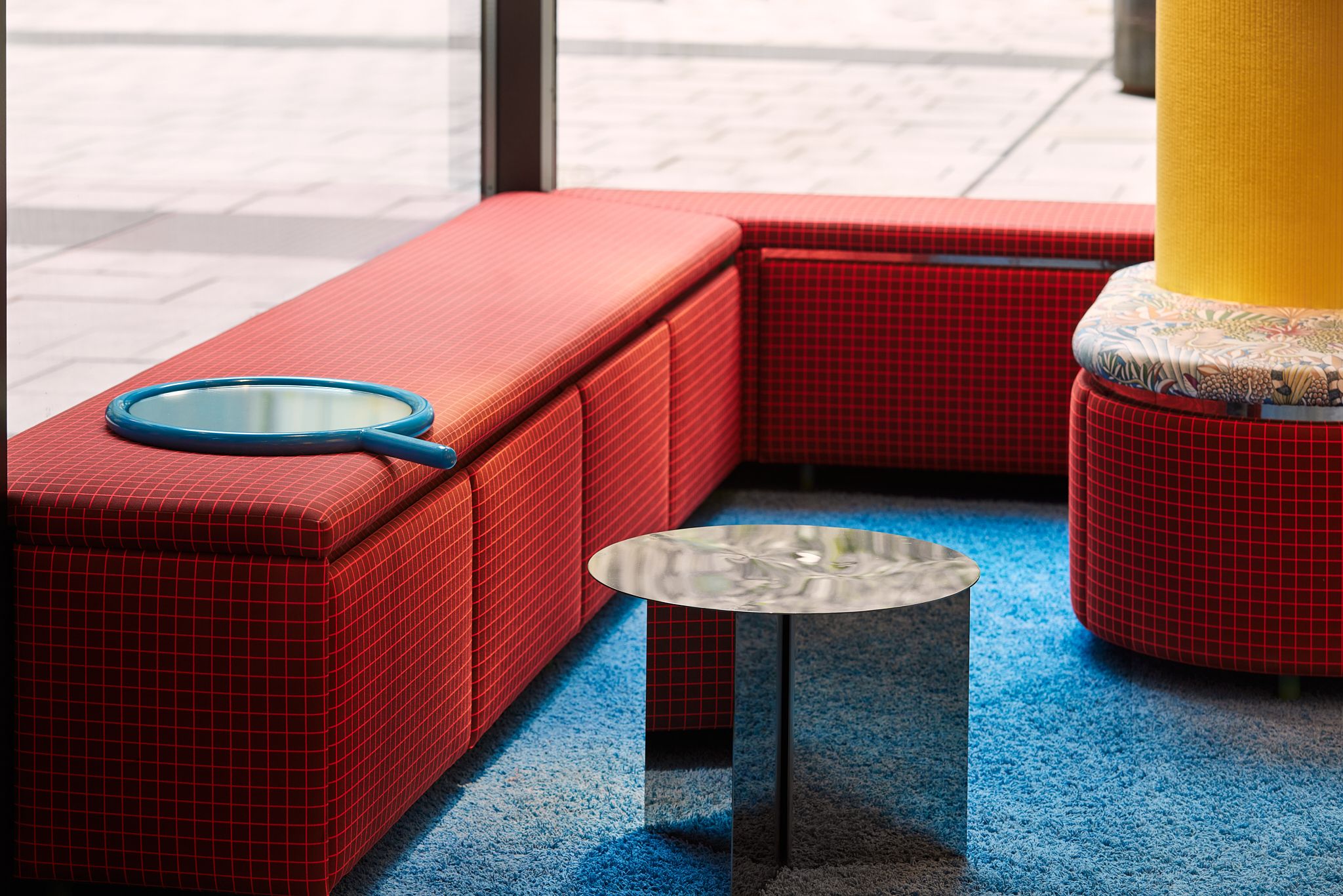 Die dynamischen Lichtobjekte im Rookies – Eyewear for Kids, gestaltet von Stephanie Thatenhorst, setzen ein futuristisches Highlight über der grafischen Fliesenarchitektur.