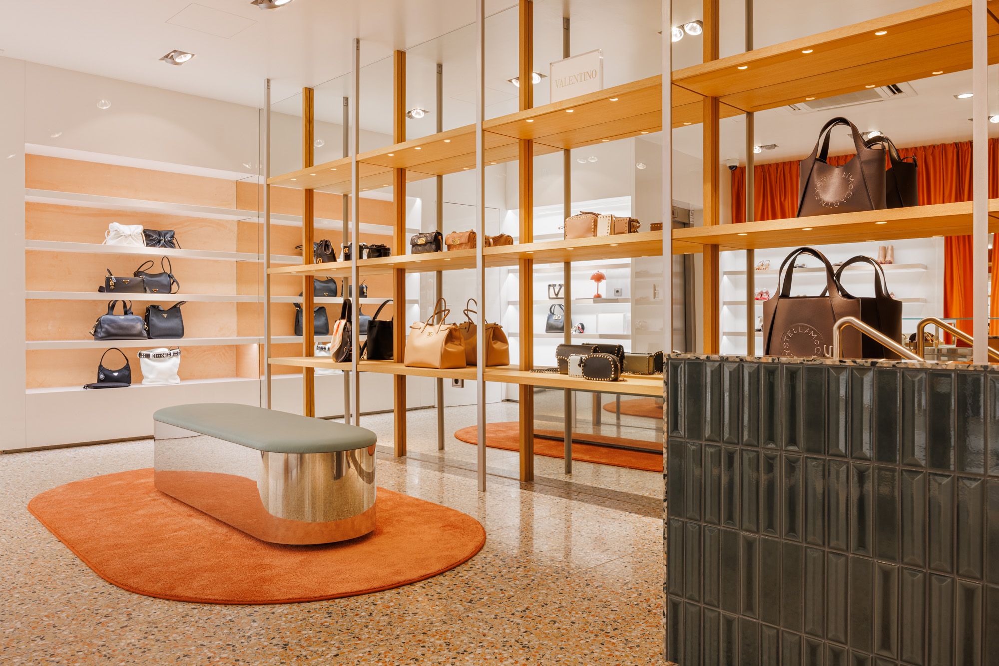 Der exklusive Fashion Store in Innsbruck, entworfen von Stephanie Thatenhorst, verbindet hochwertiges Interior Design mit einem stilvollen Shopping-Erlebnis und setzt neue Maßstäbe für moderne Boutique-Gestaltung.