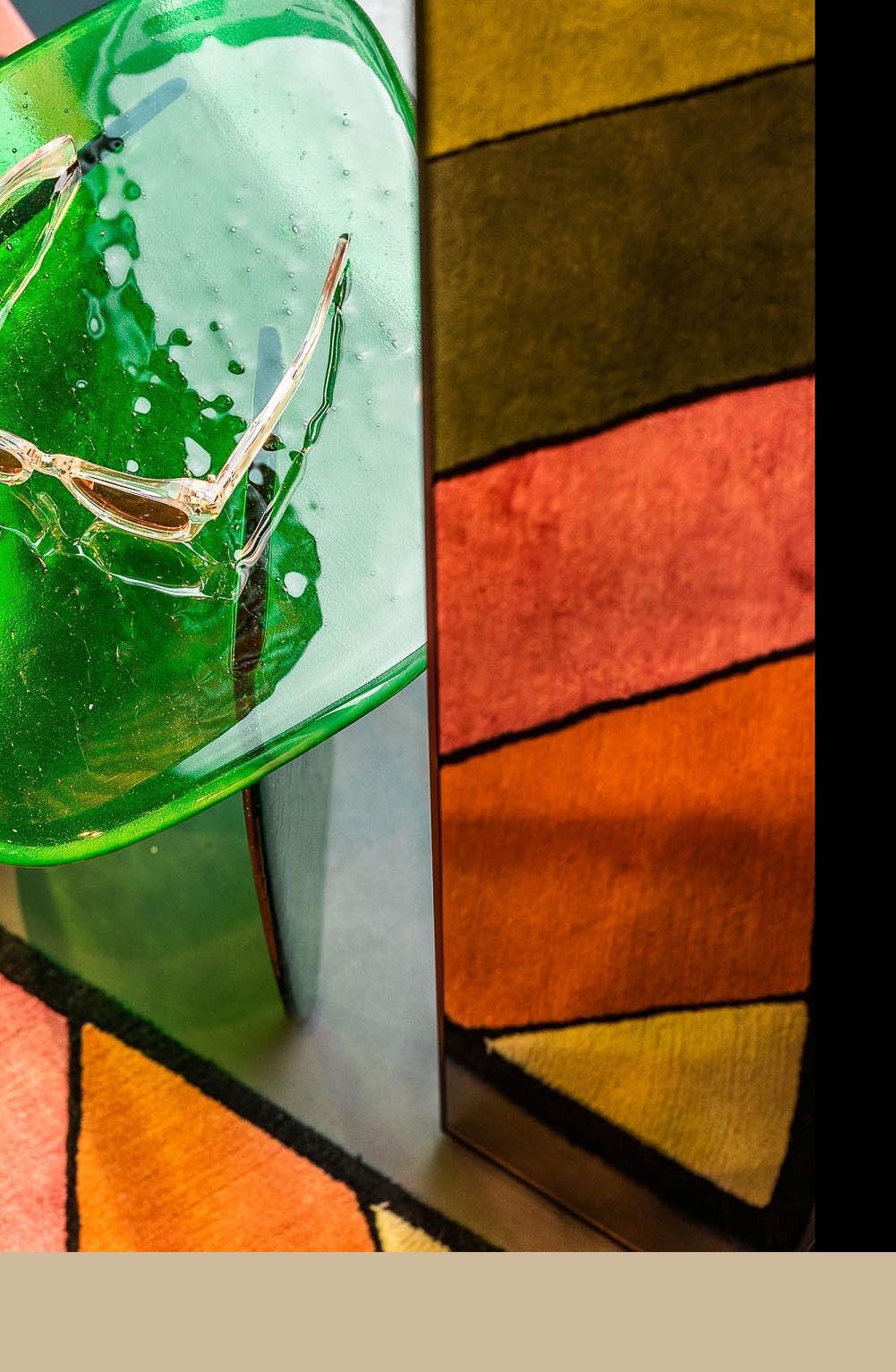 Die kontraststarke Glas- und Teppichkomposition im Leidmann Schaufenster wurde von Stephanie Thatenhorst gestaltet.