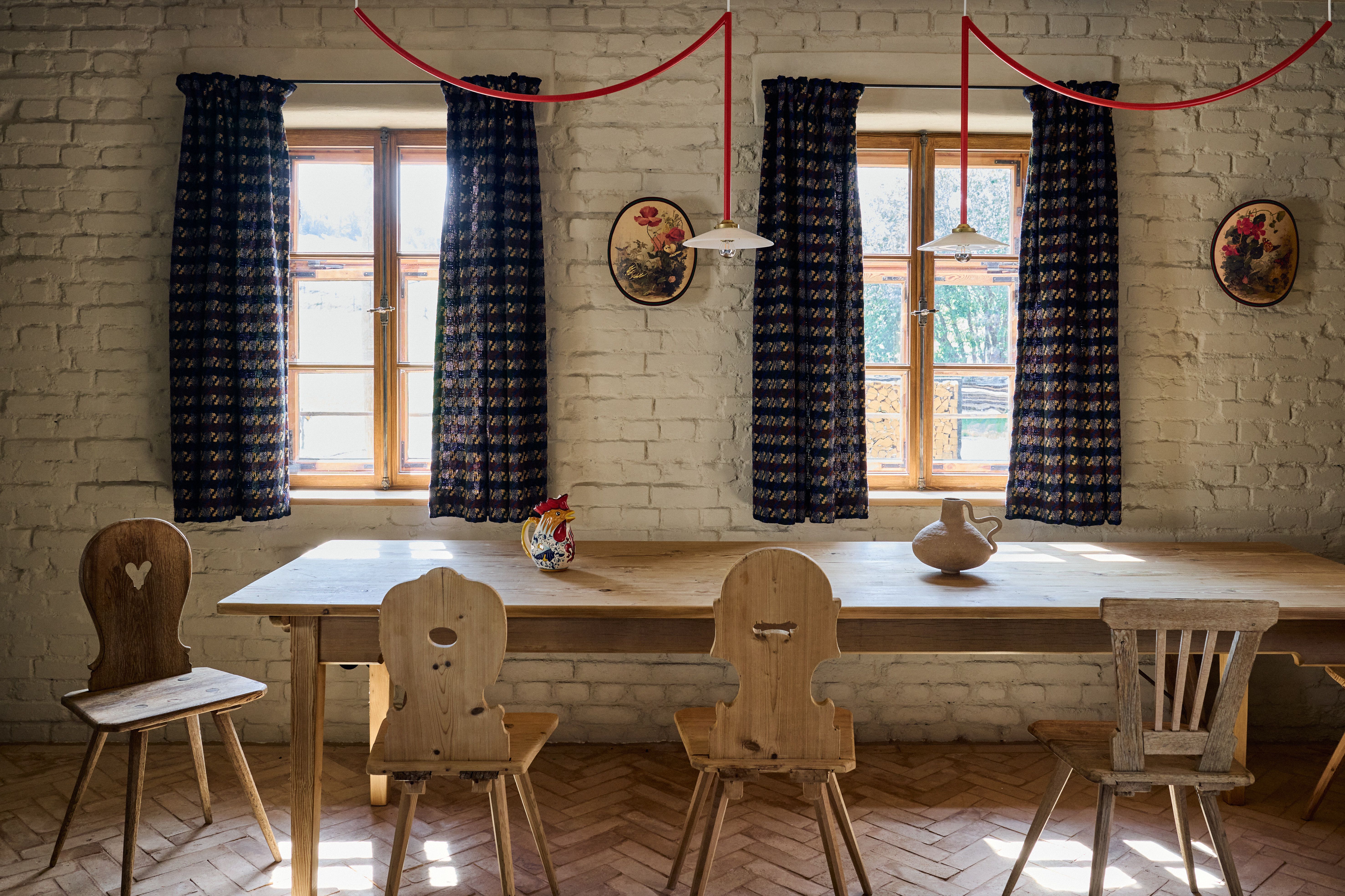 Essbereich mit Bauernstühlen und gemusterten Vorhängen, designed by Stephanie Thatenhorst