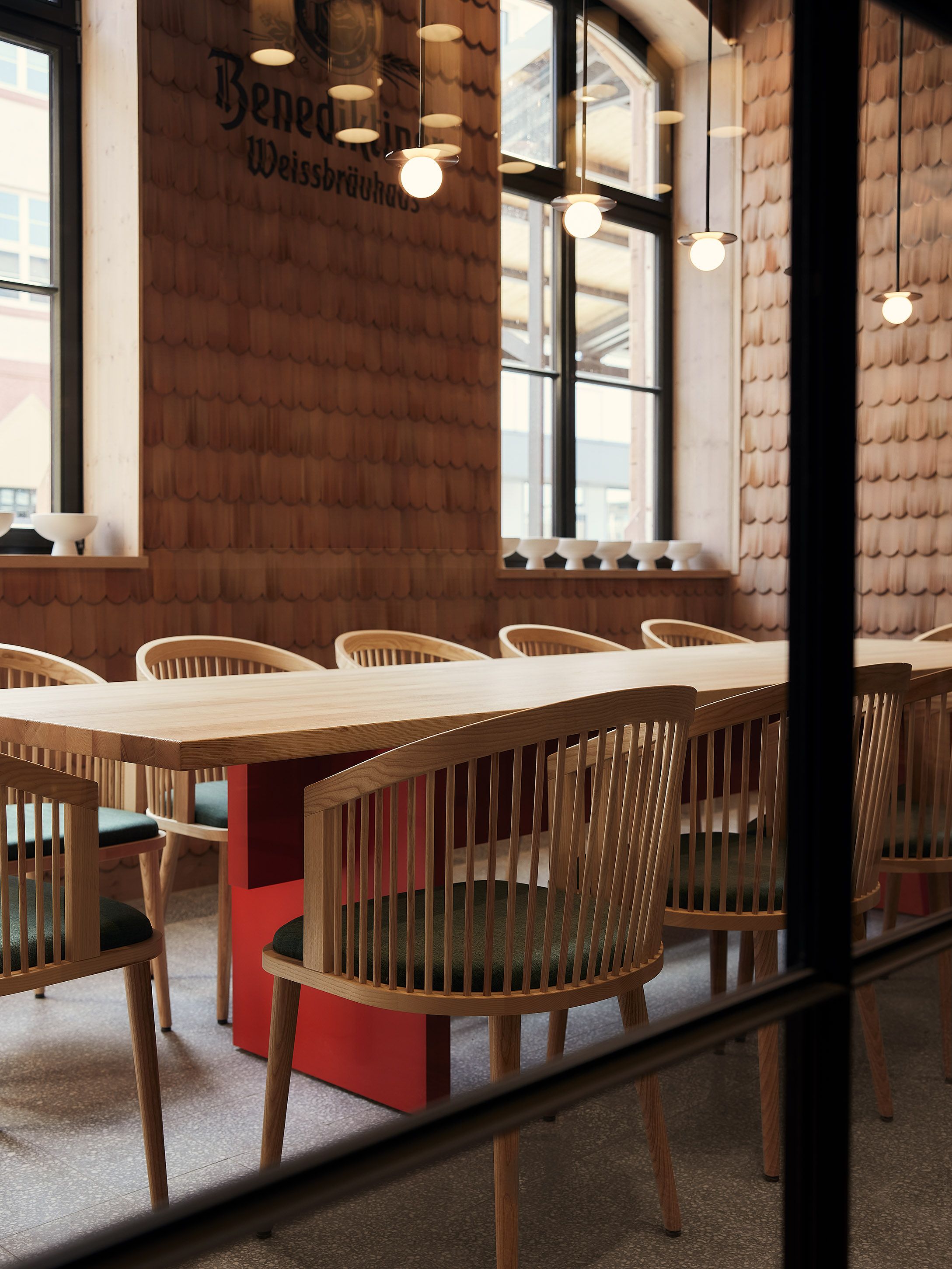 Die warme Holzvertäfelung und die maßgefertigten Stühle prägen den modernen Wirtshauscharakter des Benediktiner Weissbräuhaus, gestaltet von Stephanie Thatenhorst.