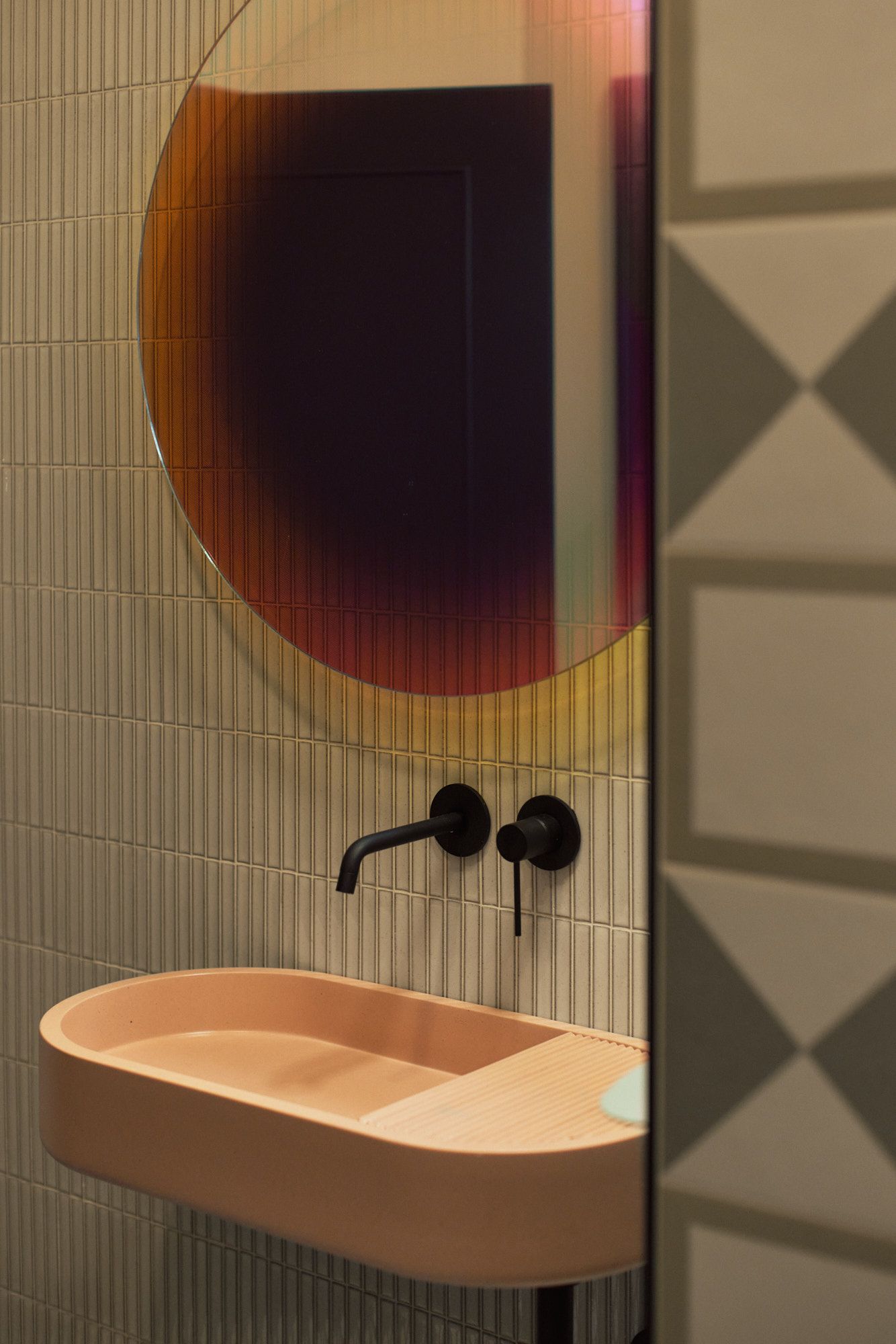 Farblich abgestimmtes Bad-Interior mit hochwertigen Materialien im Signature-Stil von Stephanie Thatenhorst Interior Design Office.