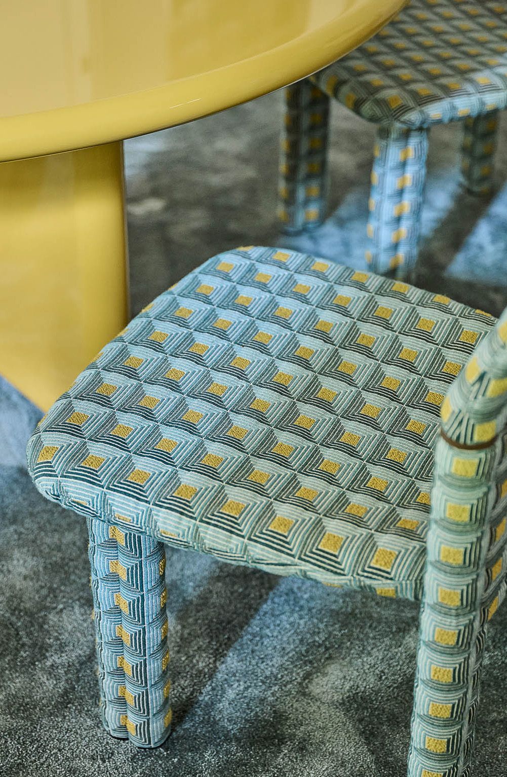 Der texturreiche Designstuhl im Zimmer + Rohde Showroom stammt aus der charakteristischen Gestaltung von Stephanie Thatenhorst.