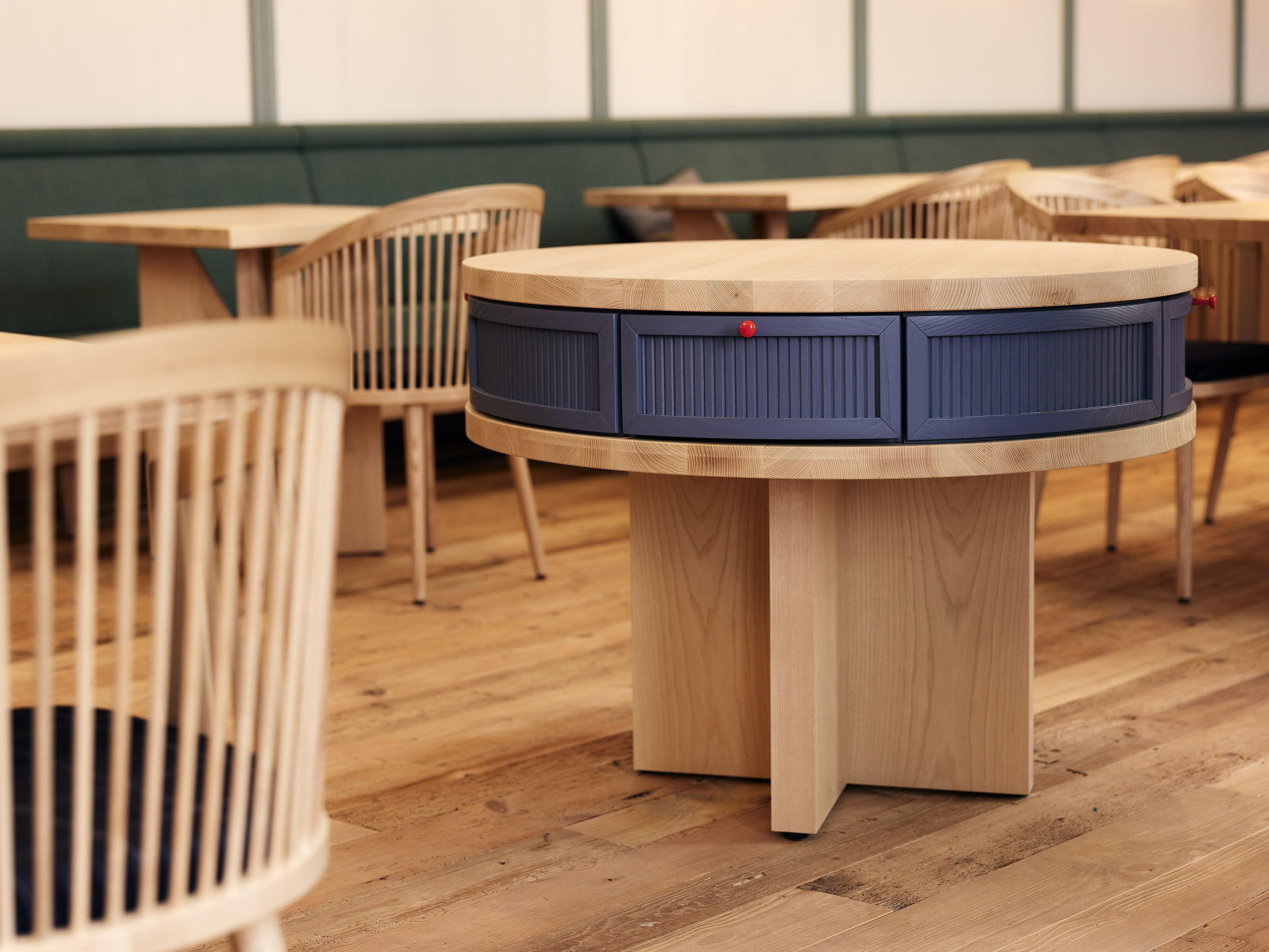 Architektonische Wandnischen und dezente Beleuchtung setzen im Benediktiner Weissbräuhaus ruhige Akzente und unterstreichen das durchdachte Interior-Konzept.