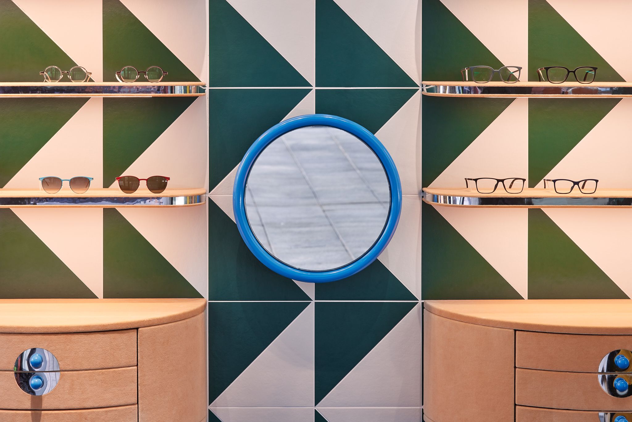 Dieses Bild zeigt ein speziell gestaltetes Präsentationsmodul im Rookies – Eyewear for Kids, das Stephanie Thatenhorst mit verspielter Textur und kräftigen Farben ausgestattet hat.