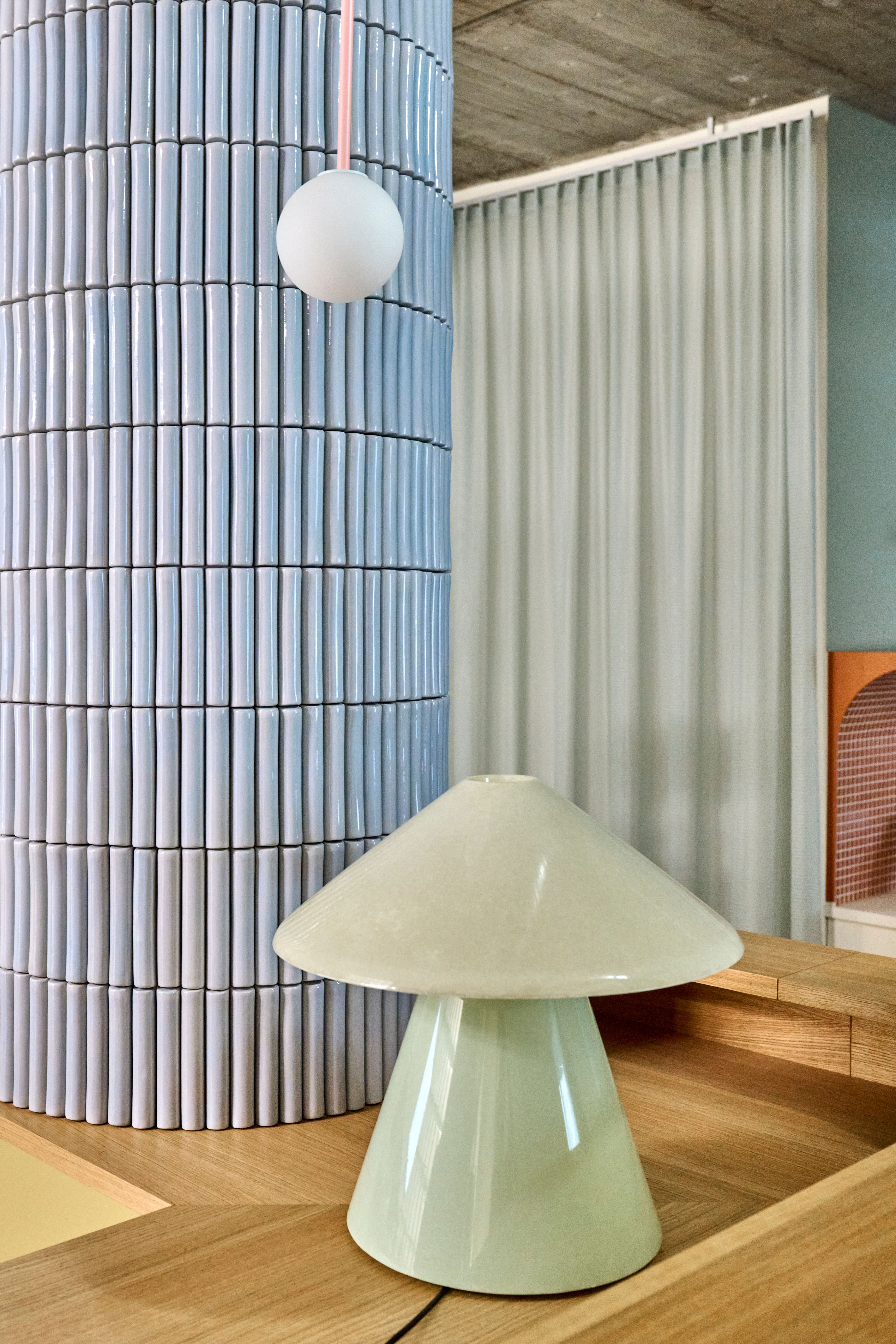 Rezeptionselement mit keramisch verkleideter Säule, entworfen von Stephanie Thatenhorst für Lieblingszahnarzt.