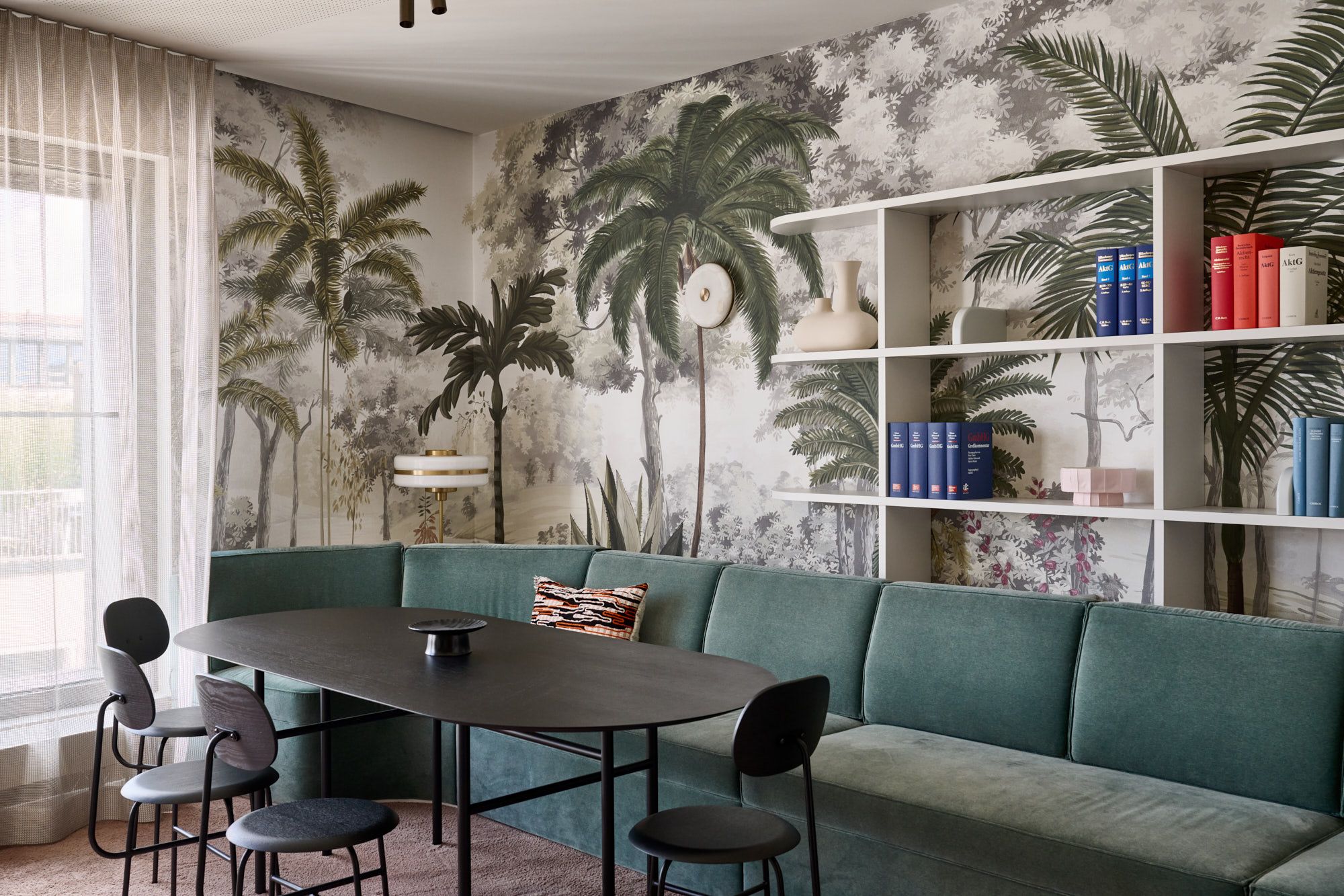 Dieses Interior-Projekt von Stephanie Thatenhorst verbindet elegante Maßanfertigung, moderne Wohnatmosphäre und ikonische Designakzente zu einem stilvoll kuratierten Raumkonzept.