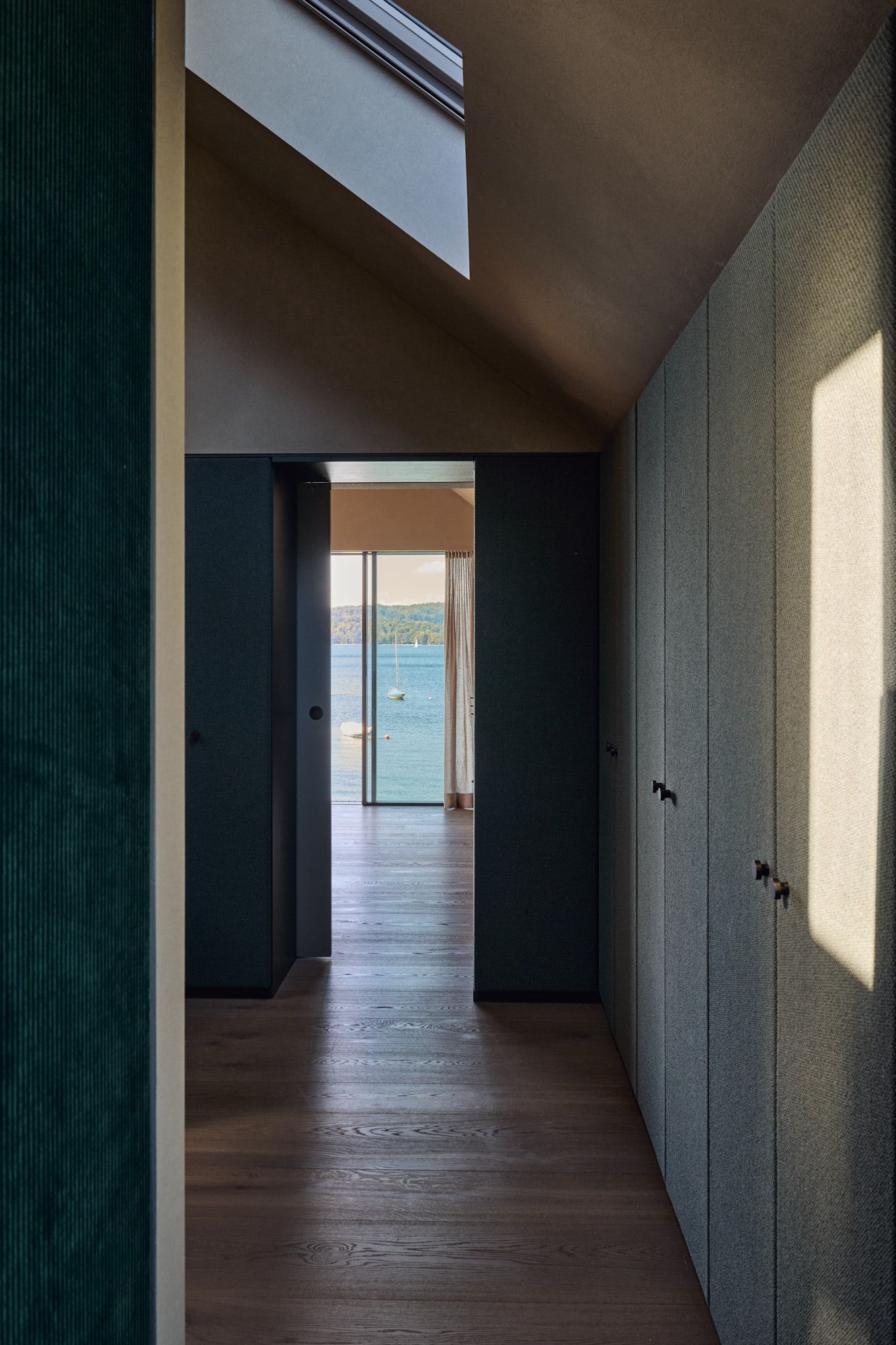 Atmosphärische Ankleide von Stephanie Thatenhorst mit texturierten Fronten, klarer Linienführung und traumhaftem Seeblic