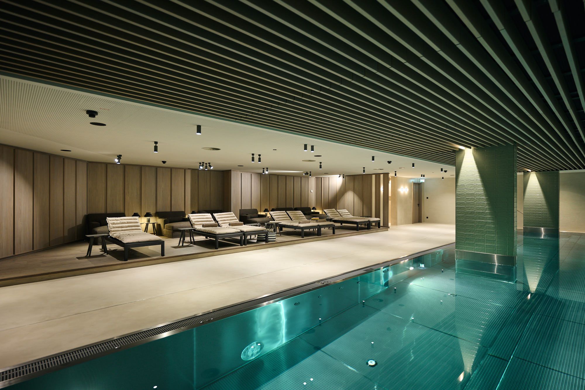 Der Spa-Bereich mit Pool im Ullrhaus Hotel zeigt Stephanie Thatenhorsts Gespür für harmonische Farbwelten und architektonische Ruhe.