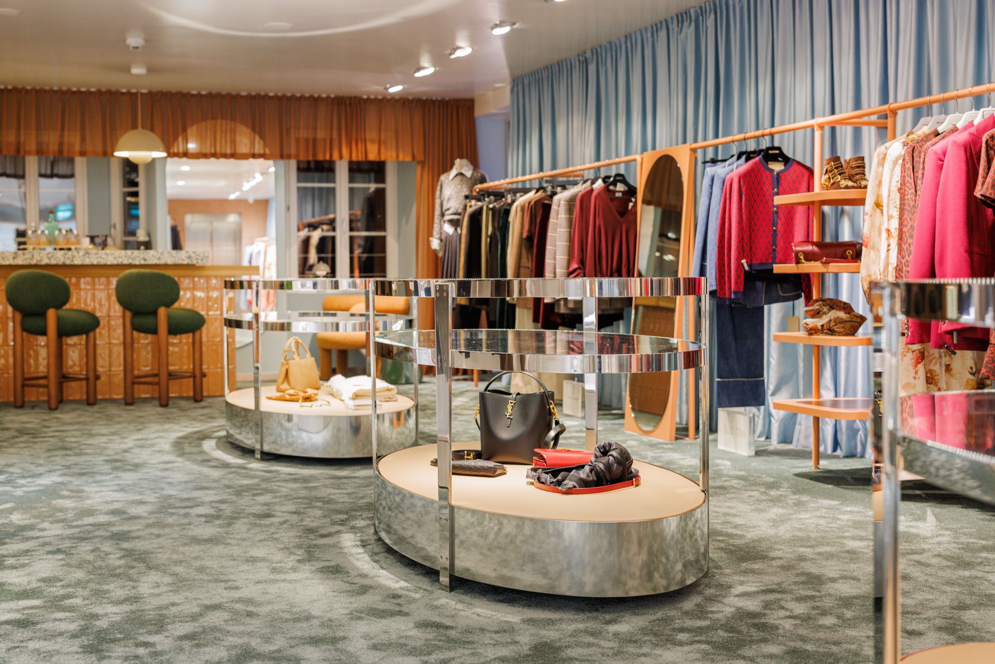 Exklusiver Fashion Store in Innsbruck mit individuellem Interior Design von Stephanie Thatenhorst – ein stilvolles Raumkonzept, das hochwertige Materialien, modernes Retail-Design und ein inspirierendes Einkaufserlebnis vereint.