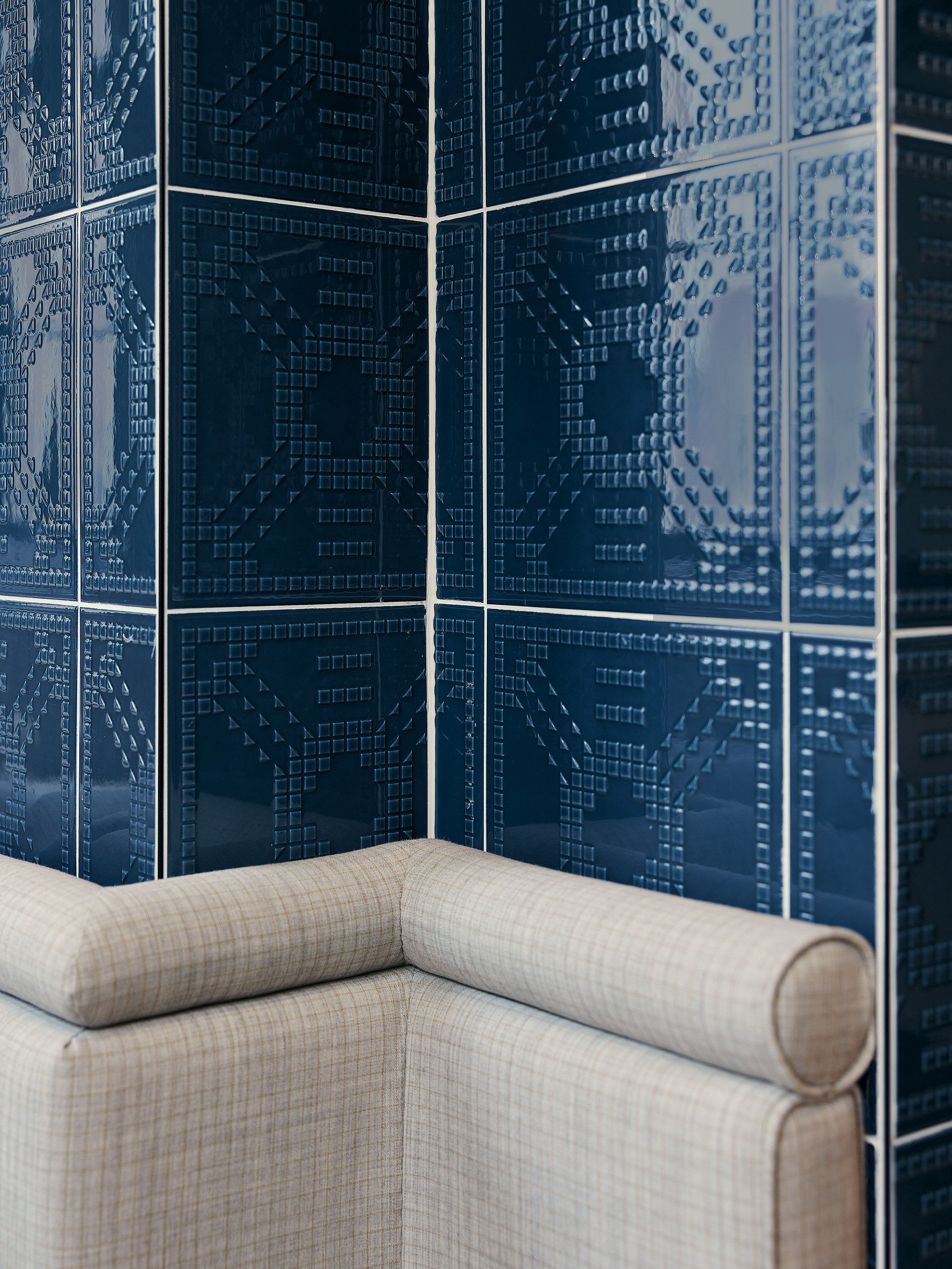 Maßgefertigte Waschtische und reduzierte Formen zeigen, dass das Interior Design im Benediktiner Weissbräuhaus bis in die Nebenräume konsequent umgesetzt ist.