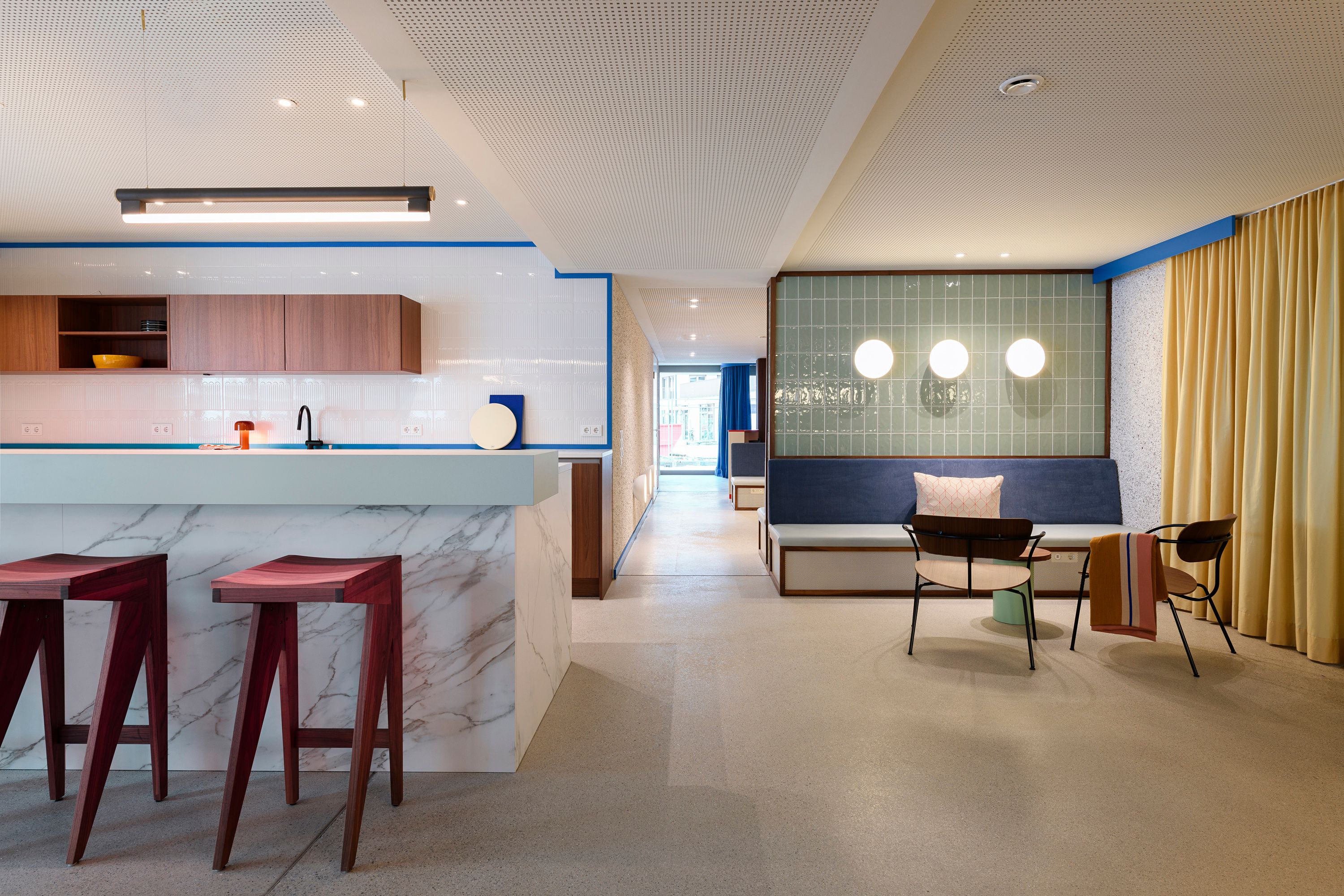 Der harmonische Übergang zwischen Küche und Sitznische wurde von Stephanie Thatenhorst für die Kupa – Kitchen & Working Lounge entwickelt.