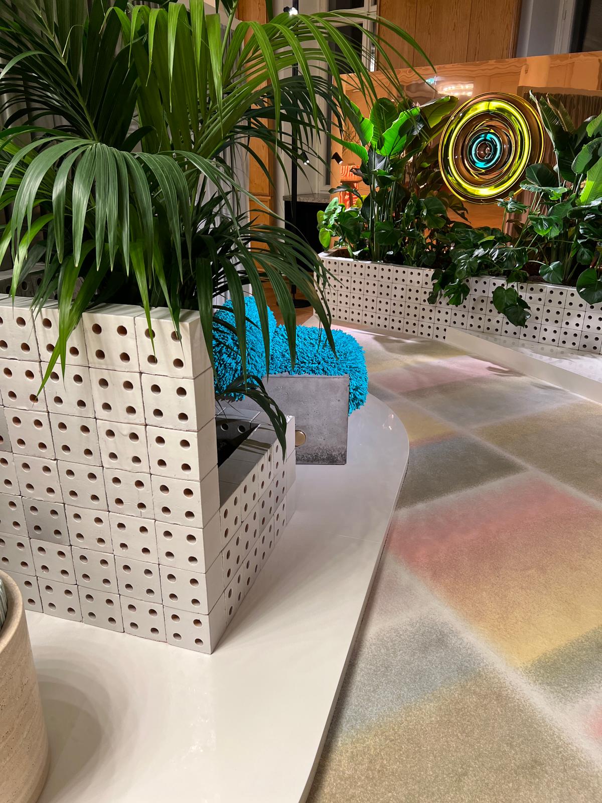 Dieses Bild zeigt die skulpturalen Pflanzeninseln und Farbflächen der von Stephanie Thatenhorst gestalteten AD-New-Perspectives-Installation „Invitation to Daydream“.