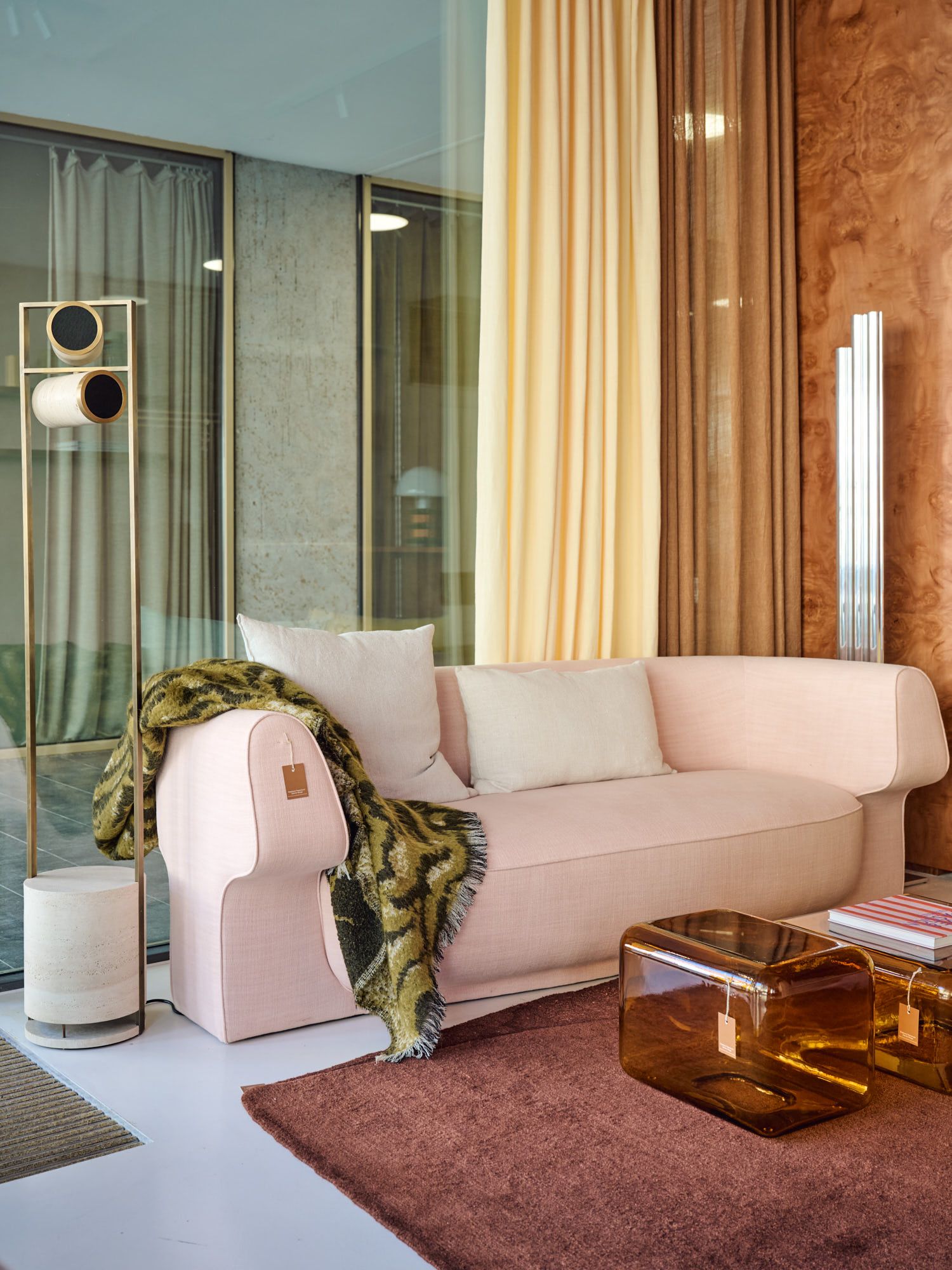 Der Showroom von Stephanie Thenhorst präsentiert exklusive Designmöbel und stilvolle Interior-Konzepte in einer inspirierenden, hochwertig kuratierten Atmosphäre.