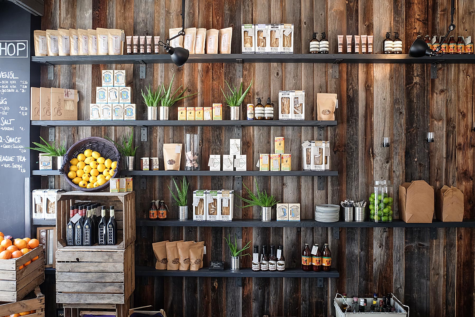 Der Bar- und Kaffeebereich des Occam Deli zeigt eine funktionale Gestaltung mit handwerklichen Details und ruhiger Materialkomposition.