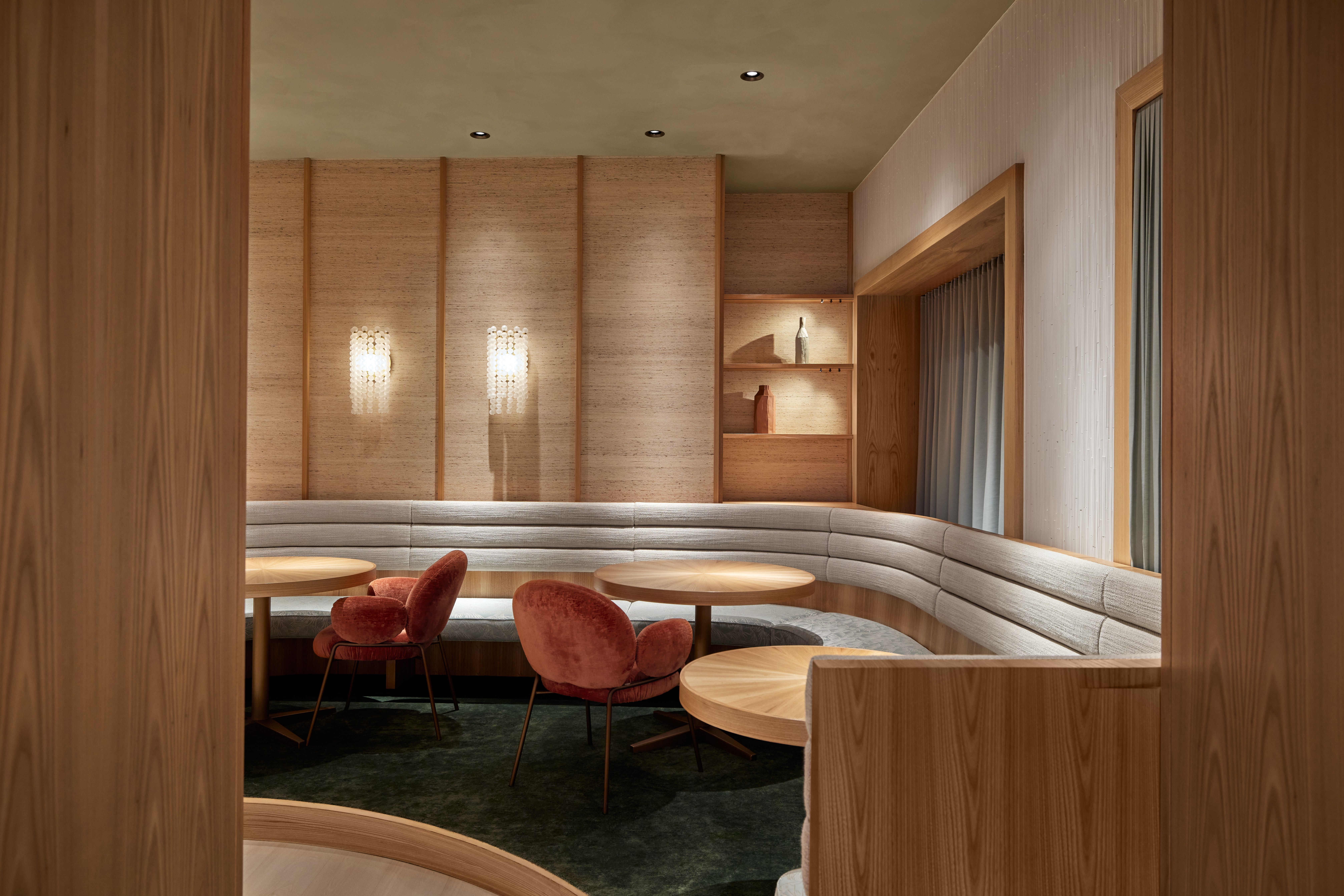 Die kuratierte Sitzlandschaft mit abgedimmter Atmosphärenbeleuchtung und weichem Teppich wurde von Stephanie Thatenhorst designt.