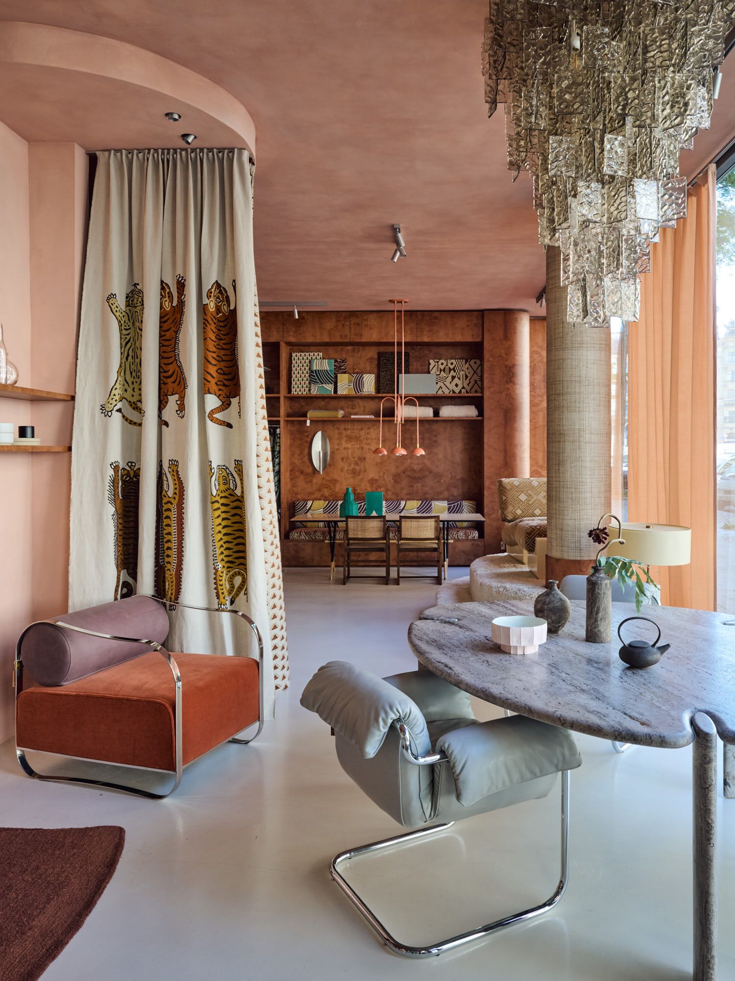 Stilvolle Sitzmöbel und ausdrucksstarke Textilien inszenieren im Showroom von Thatenhorst Interior ein inspirierendes Ambiente für hochwertige Wohnraumgestaltung und modernes Design.