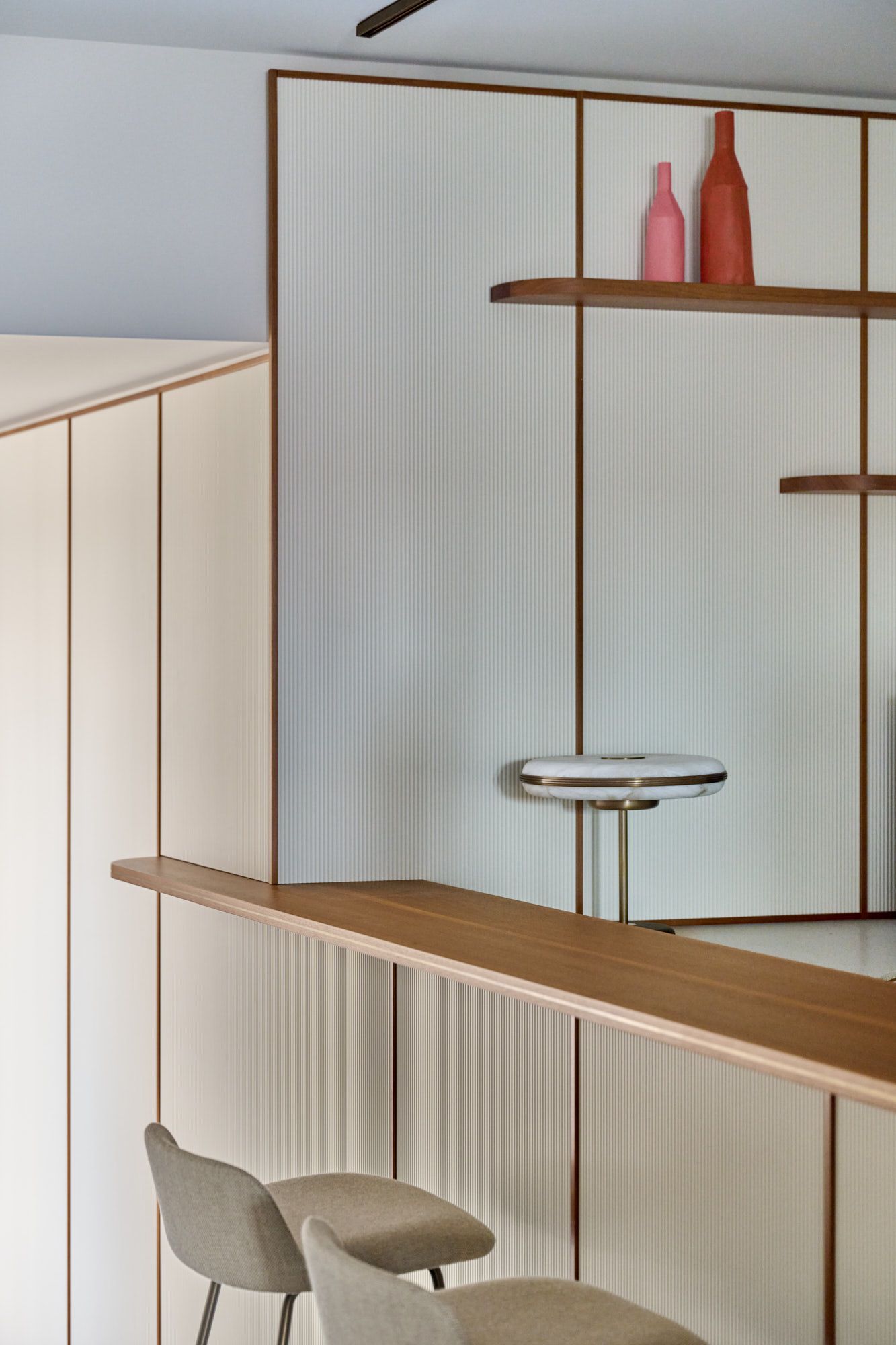 Dieses Projekt von Stephanie Thatenhorst besticht durch präzise vertikale Linienführung, warme Holzdetails und eine zurückhaltende Farbpalette, die eine ruhige und moderne Raumwirkung erzeugt.