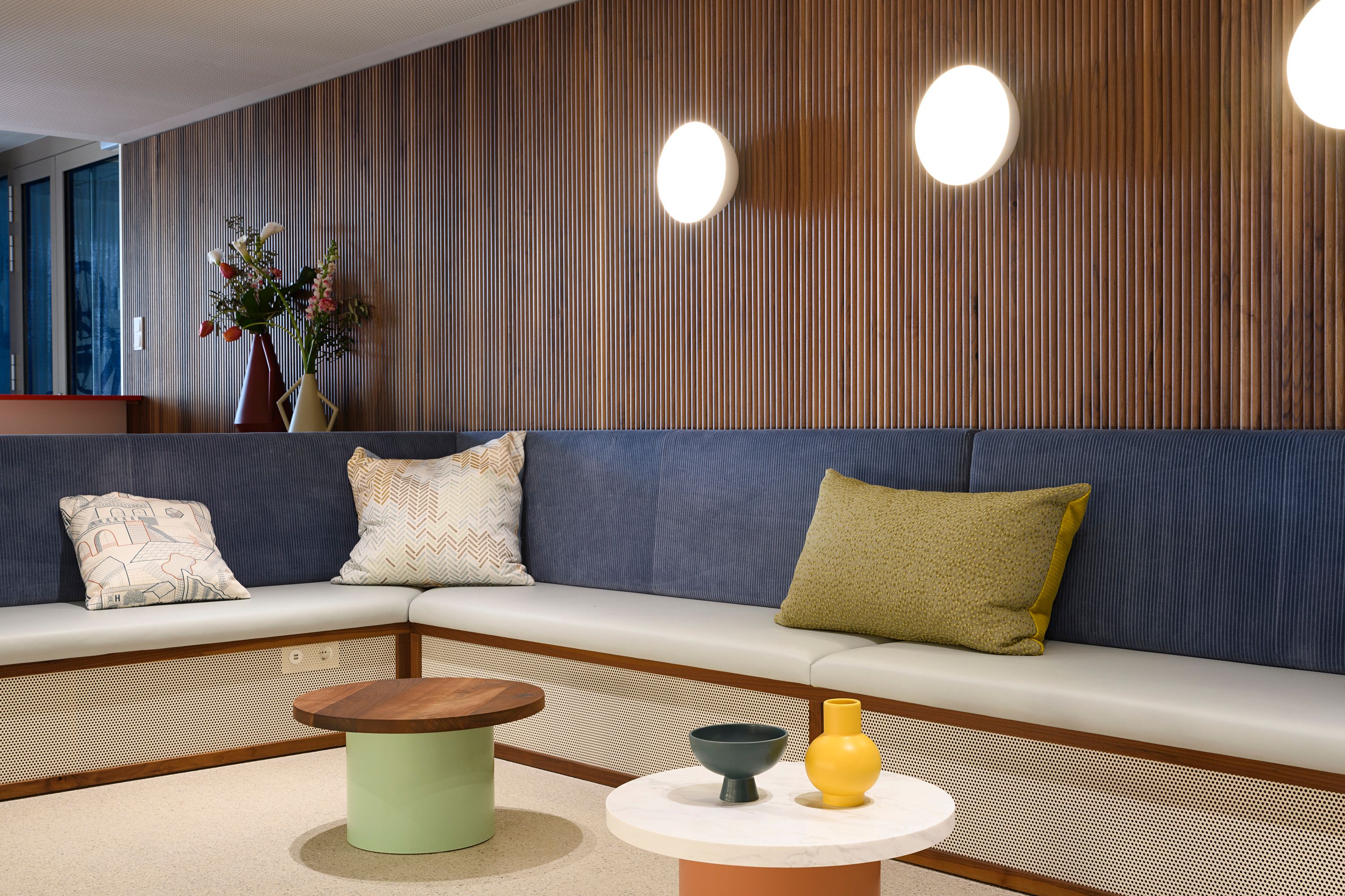 Das farblich abgestimmte Dining-Setup mit hochwertigen Keramiken wurde von Stephanie Thatenhorst für die Kupa – Kitchen & Working Lounge gestaltet.