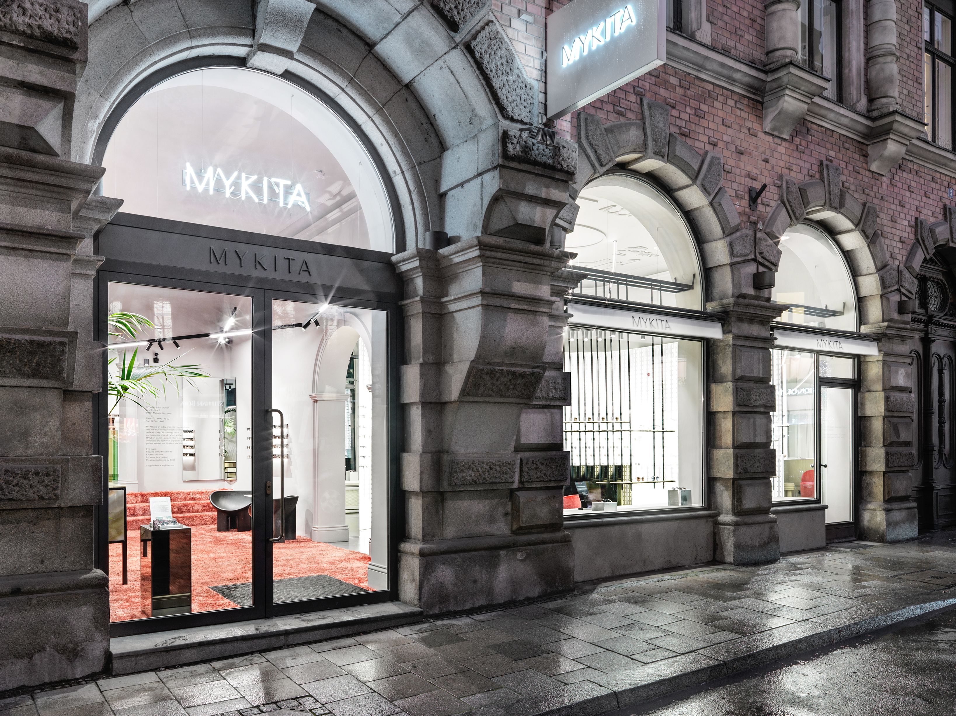 Die Außenansicht des Mykita Shops München zeigt die beeindruckende Integration der Stephanie-Thatenhorst-Gestaltung in die historische Fassadenarchitektur.