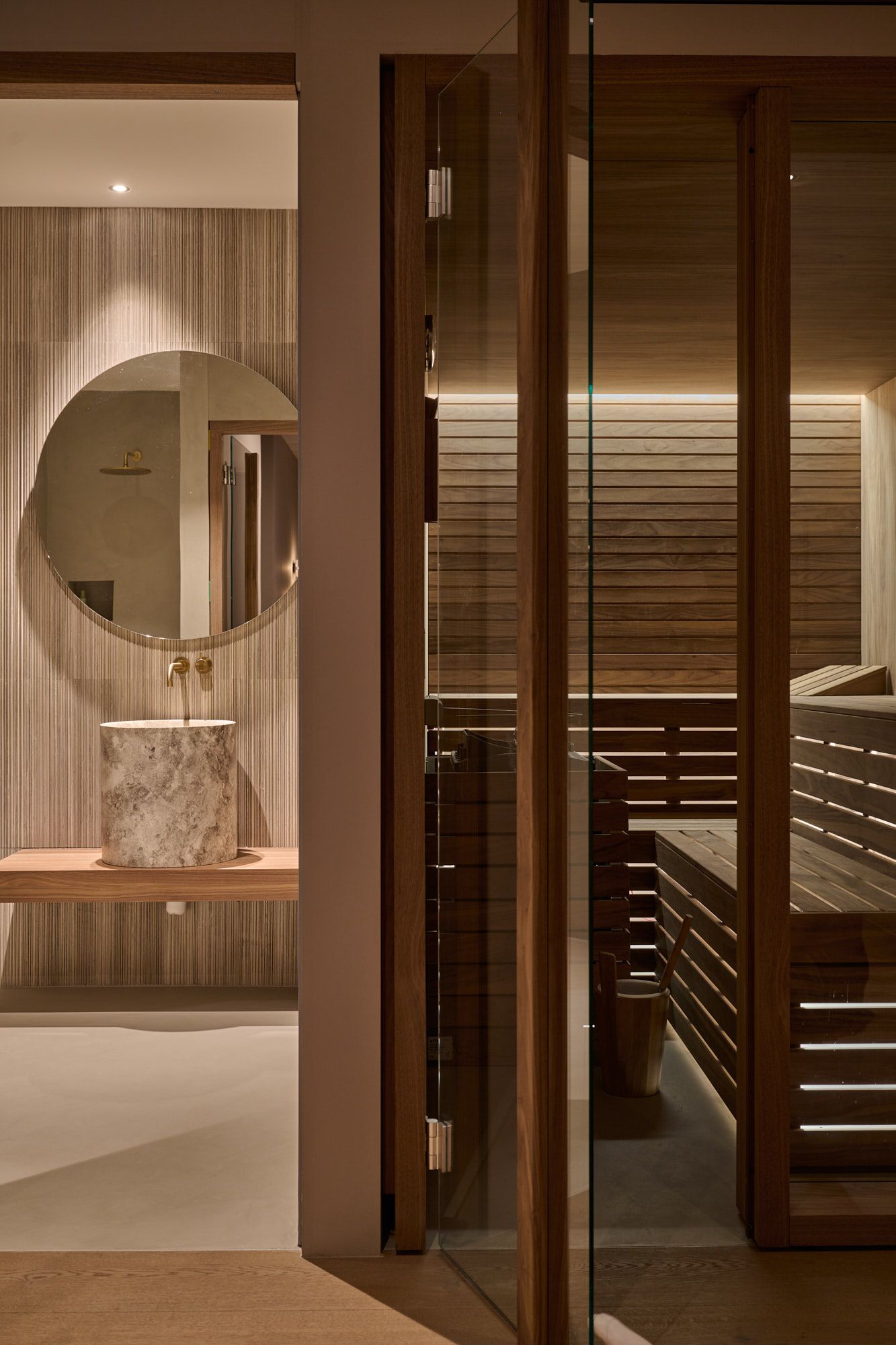 Harmonischer Wellnessbereich mit stilvoller Sauna, warmen Holzoberflächen und puristischem Naturstein-Waschplatz für eine ruhige, moderne Spa-Atmosphäre. Harmonischer Wellnessbereich mit stilvoller Sauna, warmen Holzoberflächen und puristischem Naturstein-Waschplatz für eine ruhige, moderne Spa-Atmosphäre.