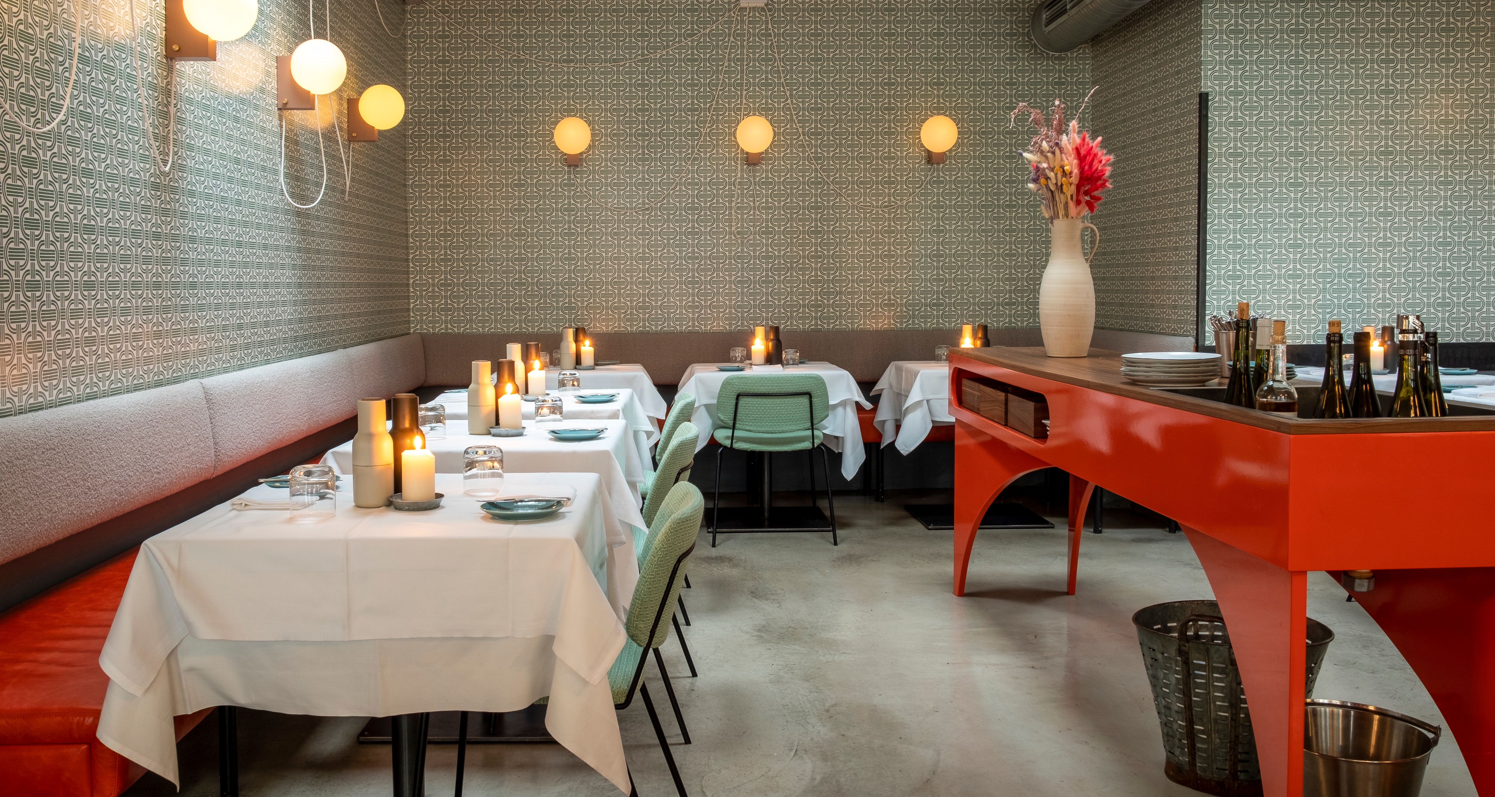 Intime Sitznischen mit textilen Wandflächen und sanfter Beleuchtung prägen das einladende Raumgefühl der Theresa Grill Bar.