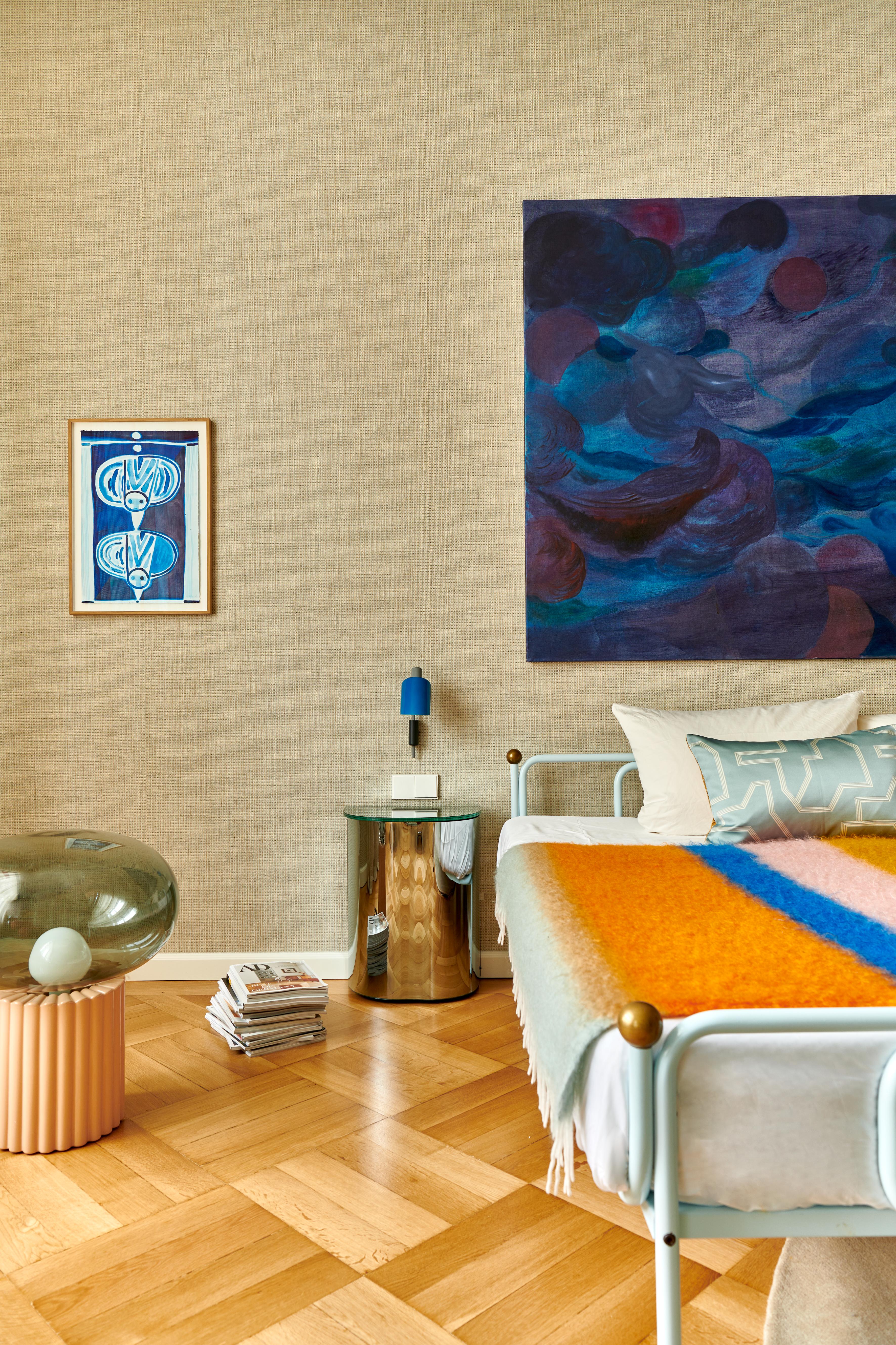 Ein farbpoetisches Schlafzimmer der Showflat im Stephanie-Thatenhorst-Design mit kunstvollen Wandarbeiten, ikonischen Designerstücken und lebendigen Texturen bietet eine moderne, harmonisch kuratierte Rückzugsatmosphäre – perfekt für hochwertiges Interior-Design auf höchstem Niveau.