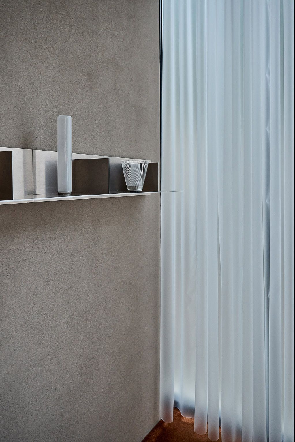 Minimalistisches Wanddisplay im Studiokontext, designt von Stephanie Thatenhorst, Studio Gerlinde Kusstatscher.